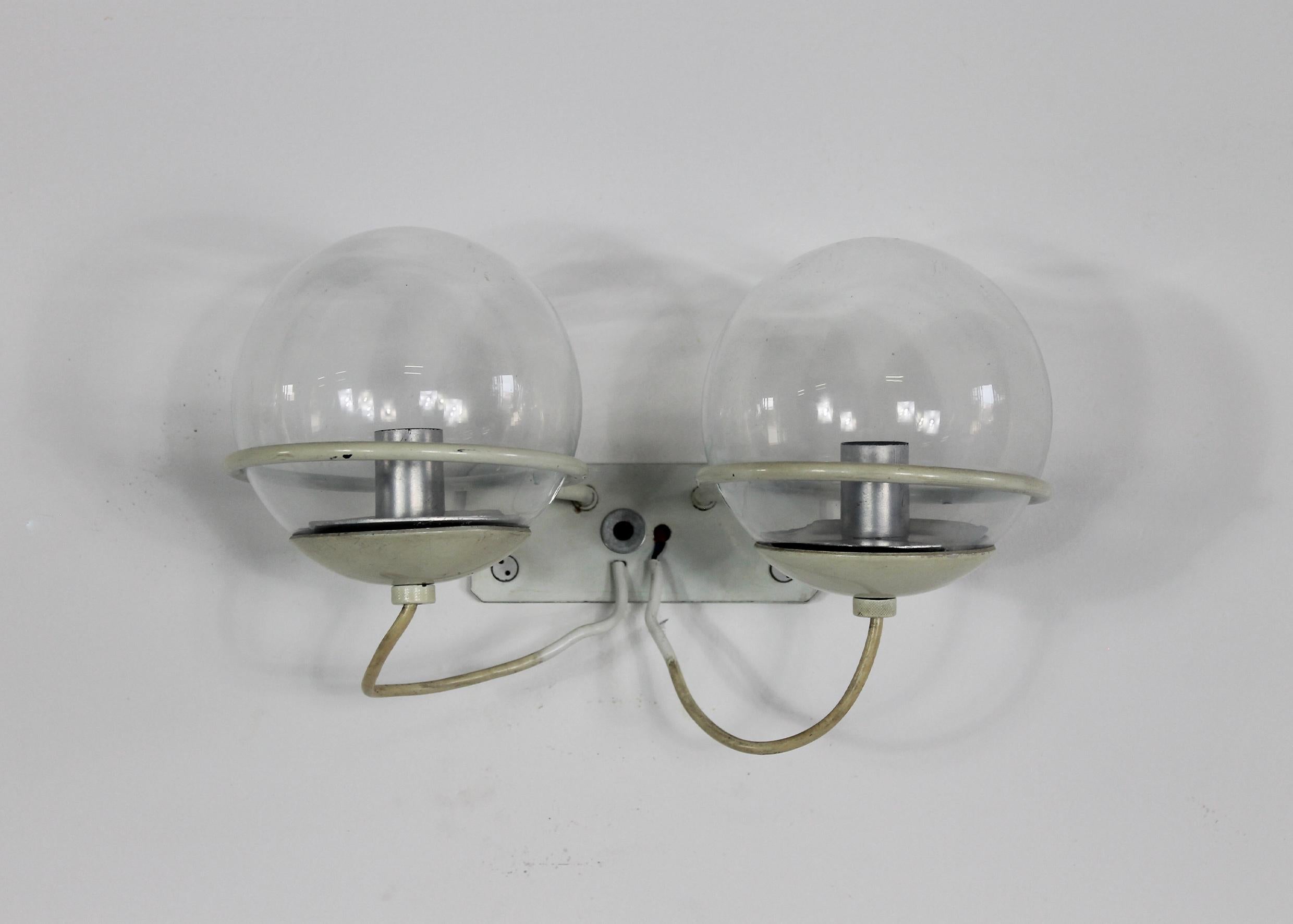 Gino Sarfatti Set of Two Wall Lamps 238/2 in Aluminium and Glass by Arteluce 60s For Sale 1
