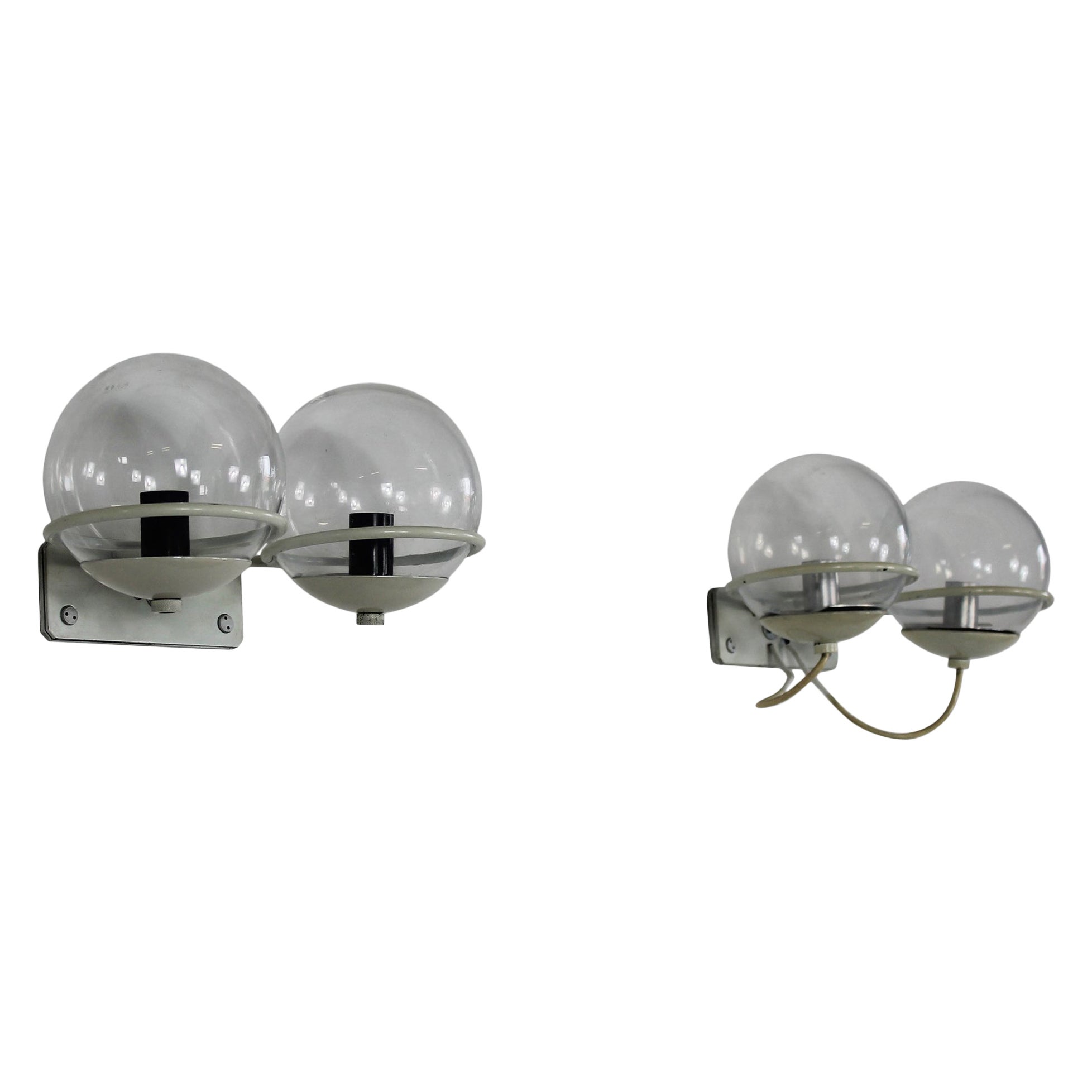 Gino Sarfatti Juego de dos lámparas de pared 238/2 de aluminio y cristal by Arteluce Años 60 en venta