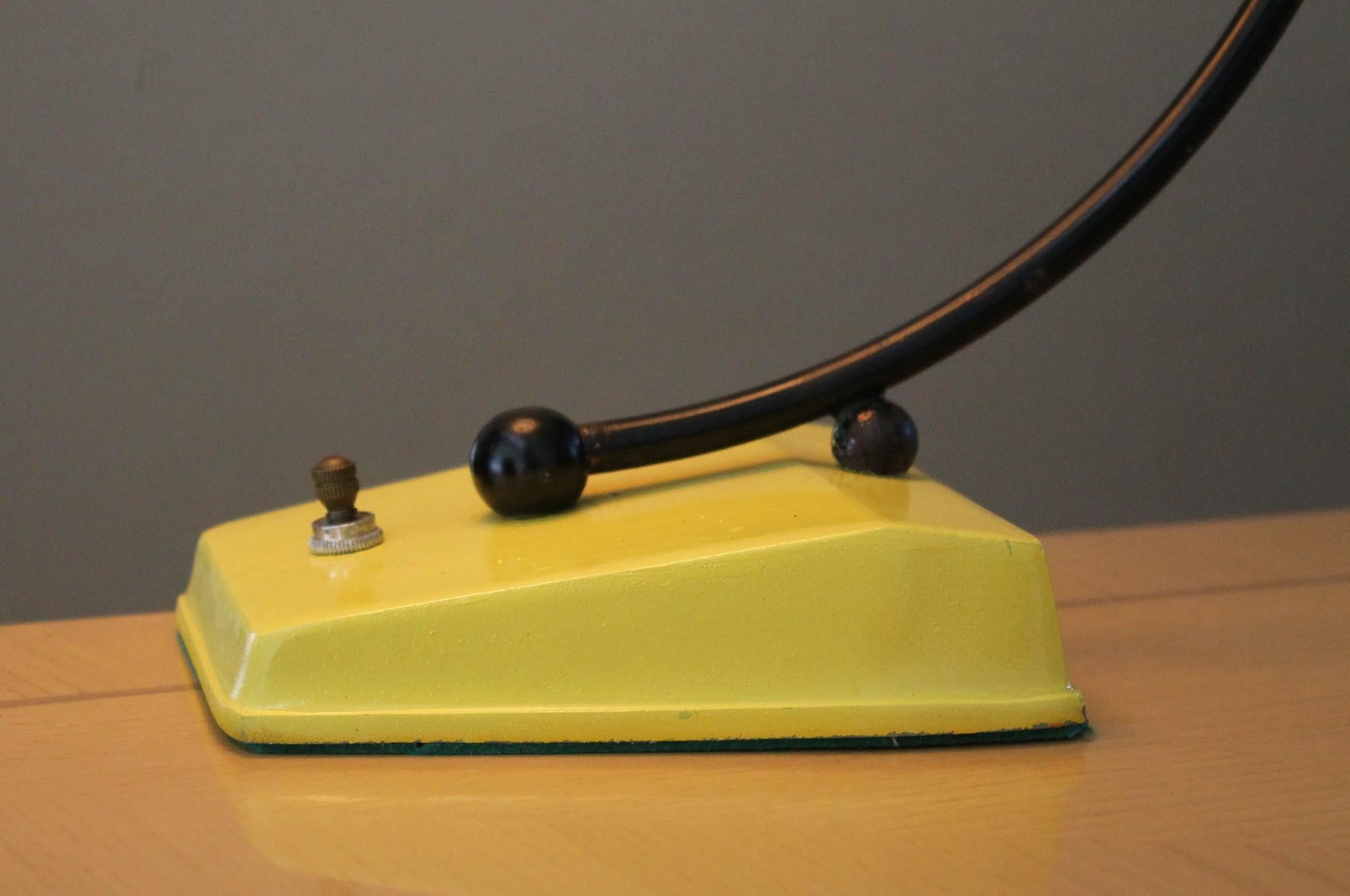 Gino Sarfatti Stilnovo Mid Century Modern Italian Desk Lamp! 1950er Gelb Selten! (Handgeschnitzt) im Angebot