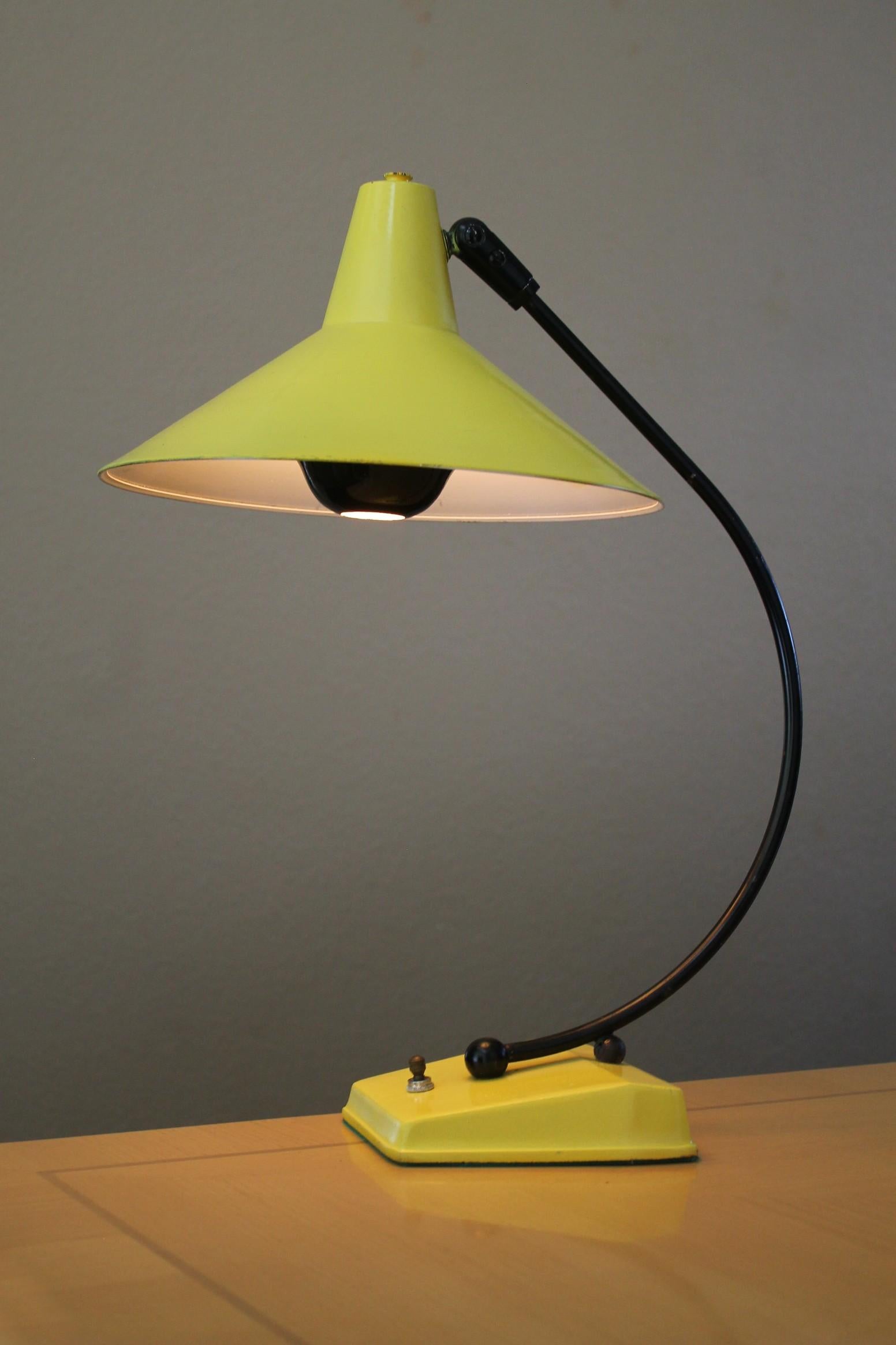 Gino Sarfatti Stilnovo Mid Century Modern Italian Desk Lamp! 1950er Gelb Selten! im Zustand „Gut“ im Angebot in Peoria, AZ