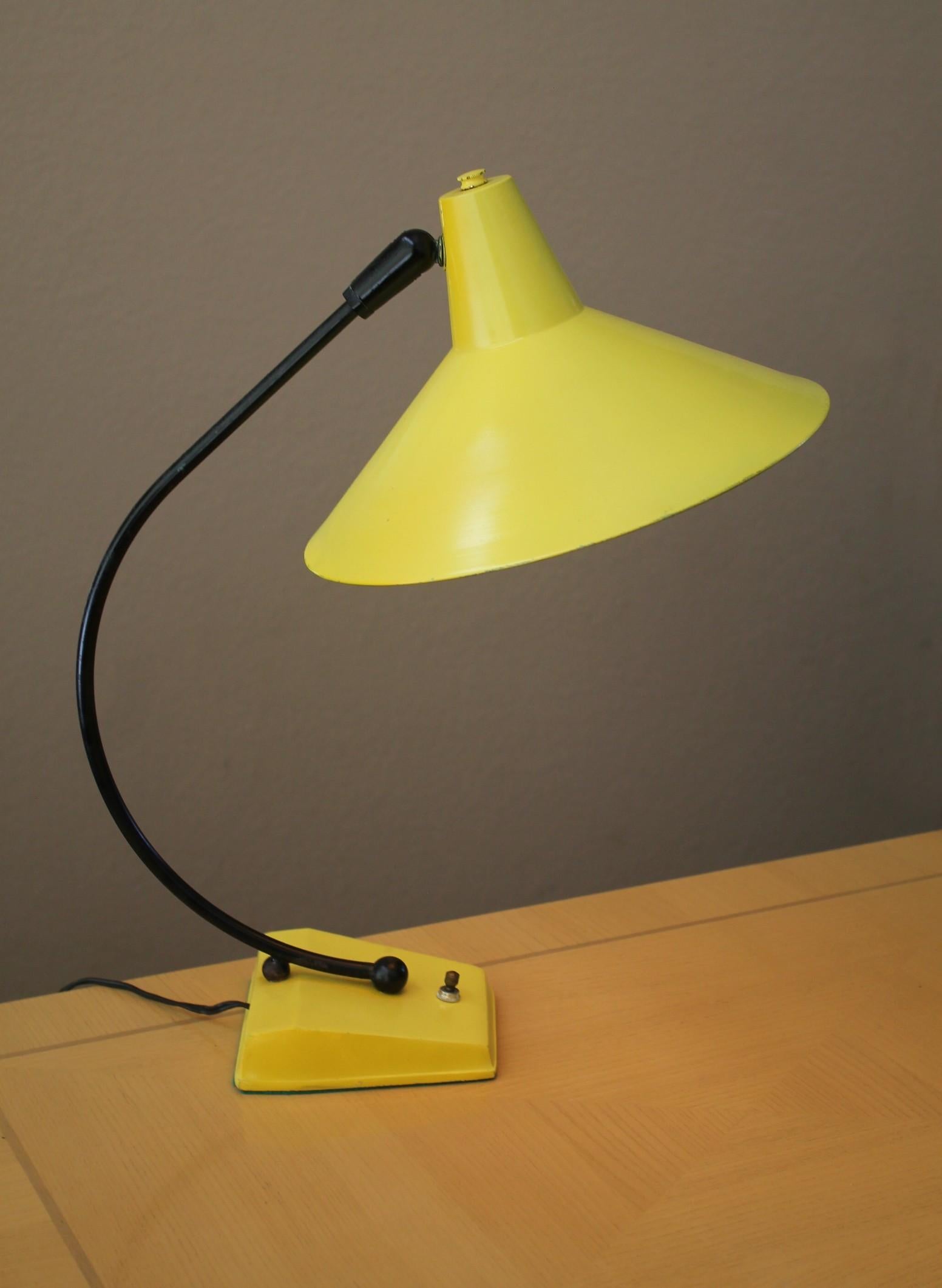 Gino Sarfatti Stilnovo Mid Century Modern Italian Desk Lamp! 1950er Gelb Selten! (20. Jahrhundert) im Angebot