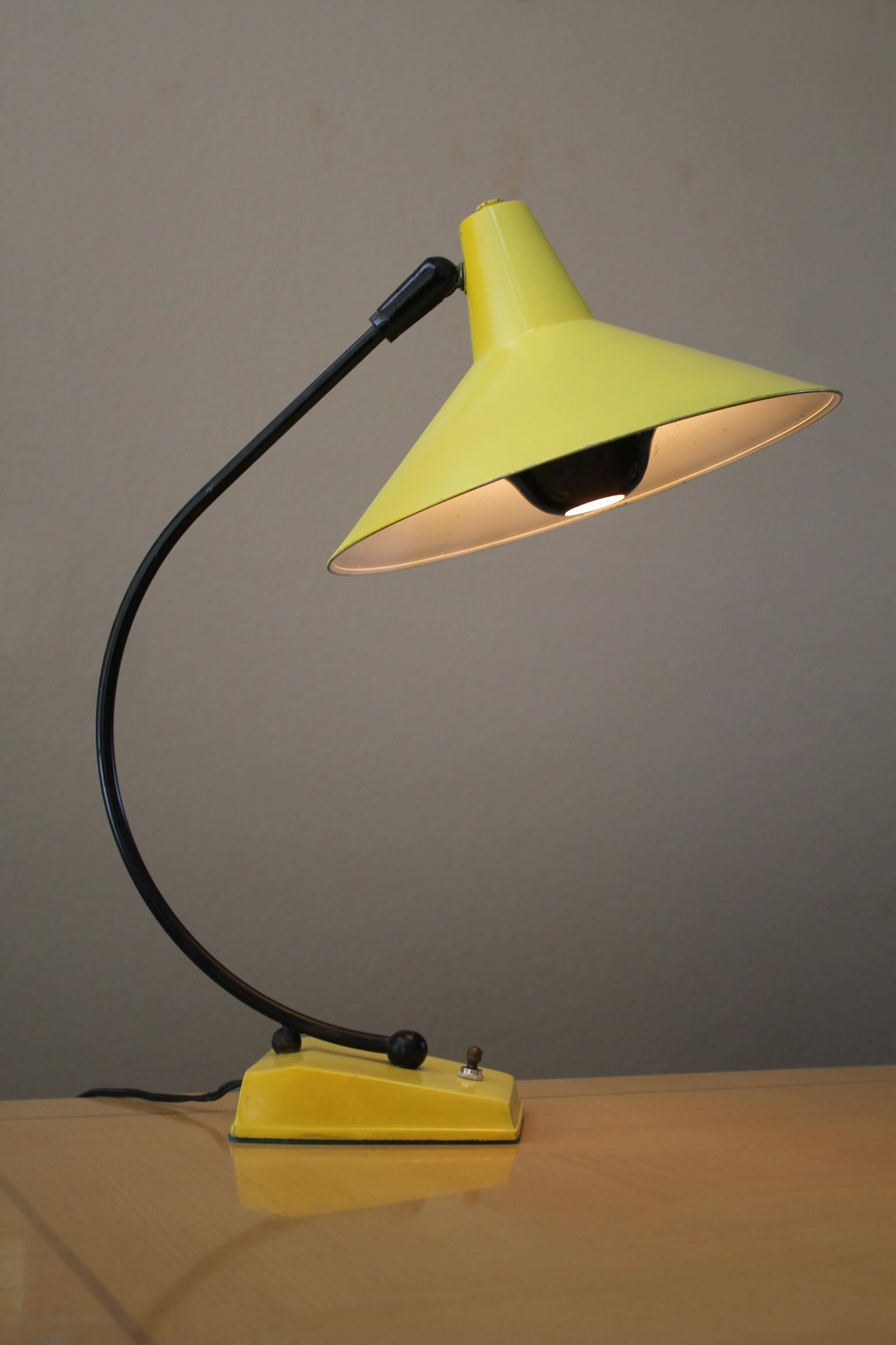 Gino Sarfatti Stilnovo Mid Century Modern Italian Desk Lamp! 1950er Gelb Selten! (Metall) im Angebot