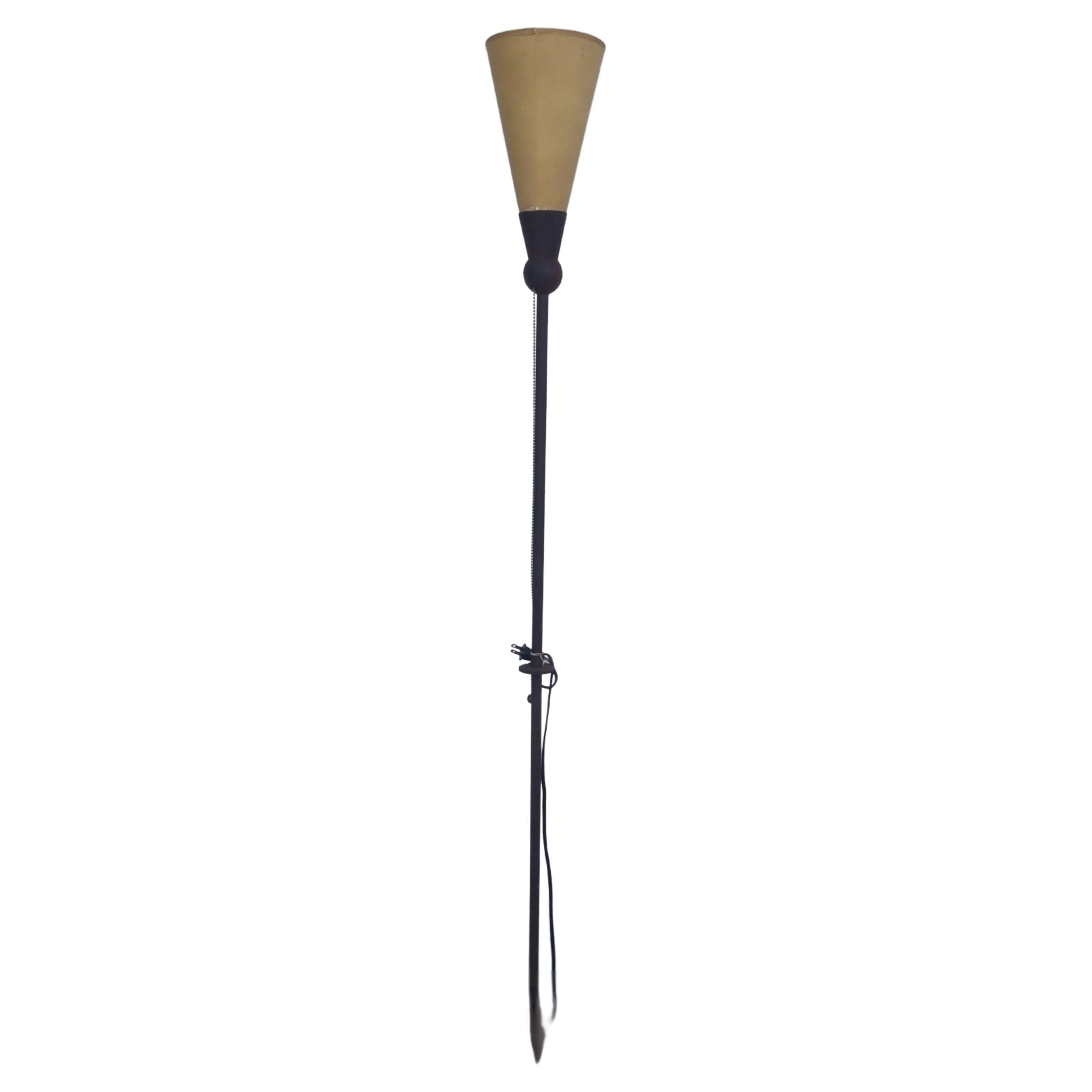 Cette lampe est fabriquée dans le style du lampadaire de Gino Sarfatti. Il est livré avec la teinte conique.