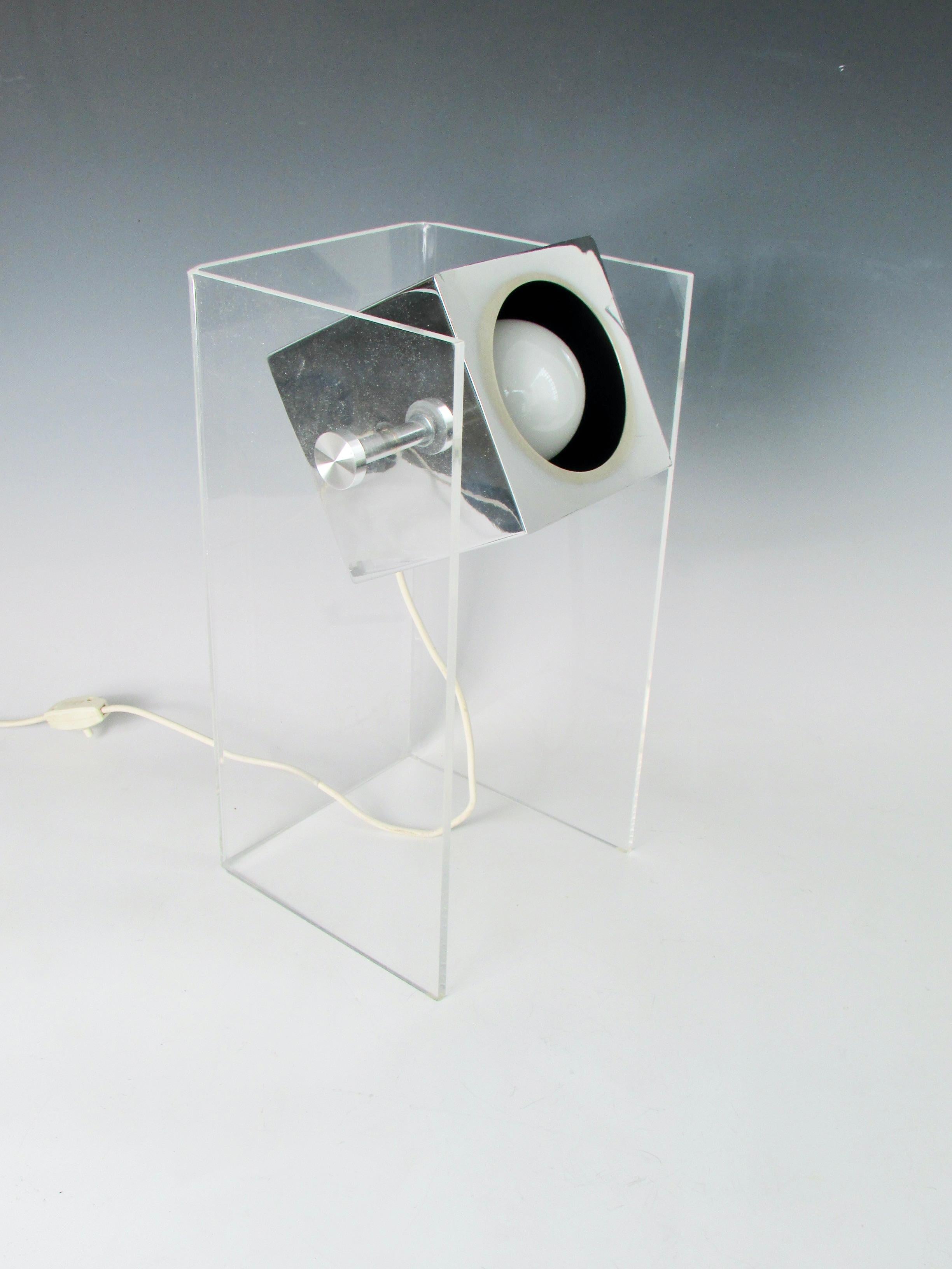 Gino Sarfatti Style Multi Adjustable Lucite Box Table Lamp Table Lamp In Good Condition For Sale In Ferndale, MI