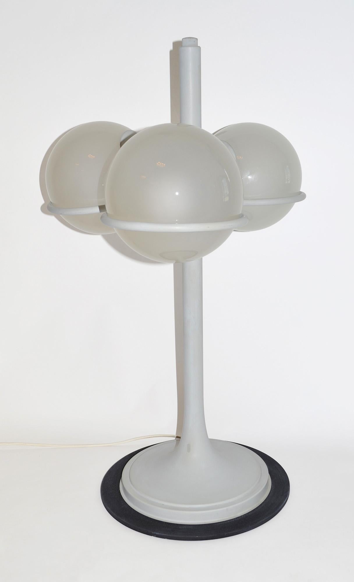 Gino Sarfatti Lámpara de mesa Modelo 543 Arteluce 1965, Italia

De 1965, este modelo 543 es la versión de sobremesa, poco frecuente, de la iluminación Arteluce diseñada por Sarfatti, que se distingue por sus globos esféricos de vidrio esmerilado