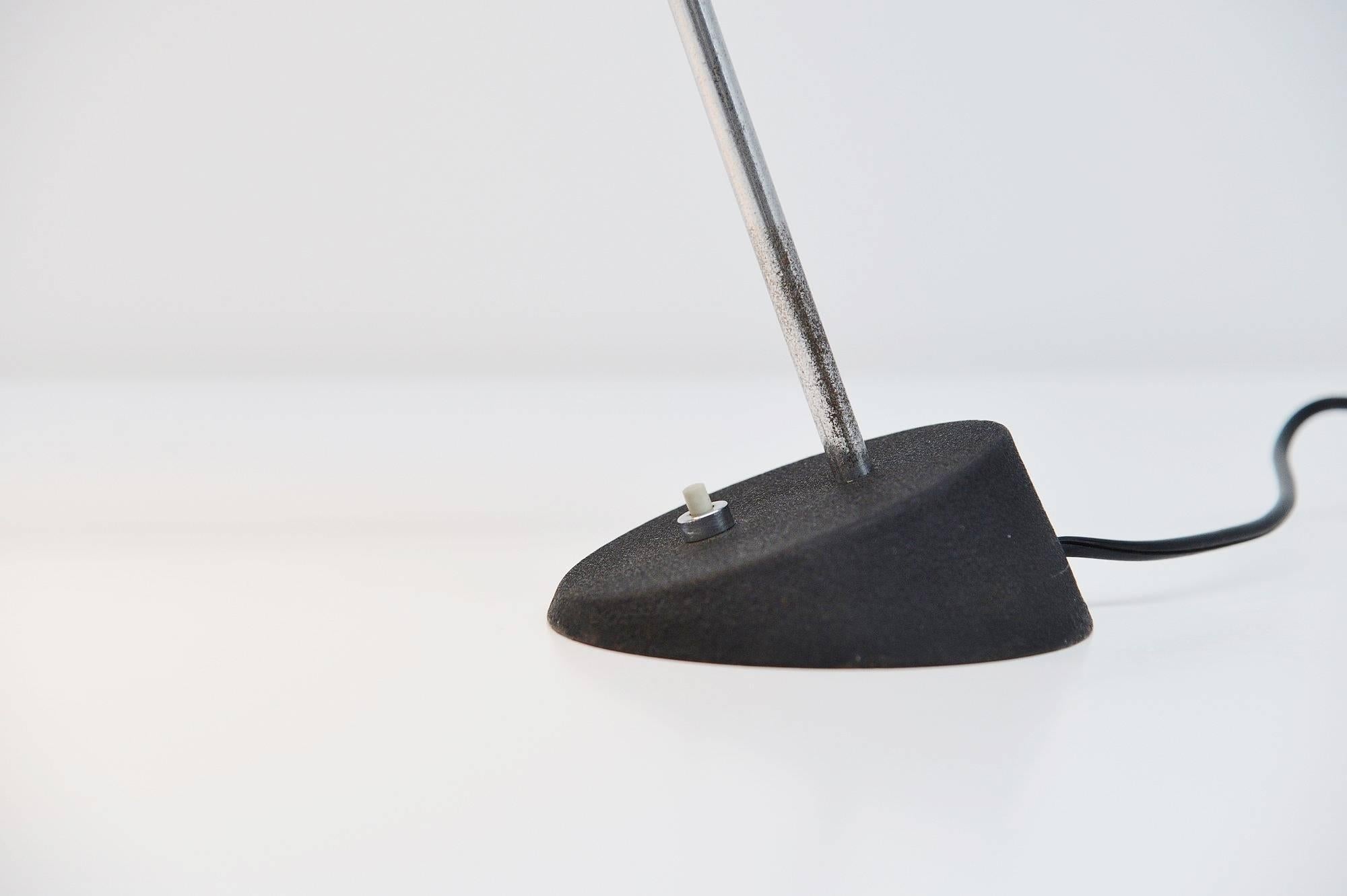 Desk or table lamp model 566 designed by Gino Sarfatti, manufactured by Arteluce, Italy 1956. This lamp is a famous Minimalist lamp by Gino Sarfatti. Visible Cornalux bulb. A chrome-plated rod along which runs the bulb socket sleeve, in black