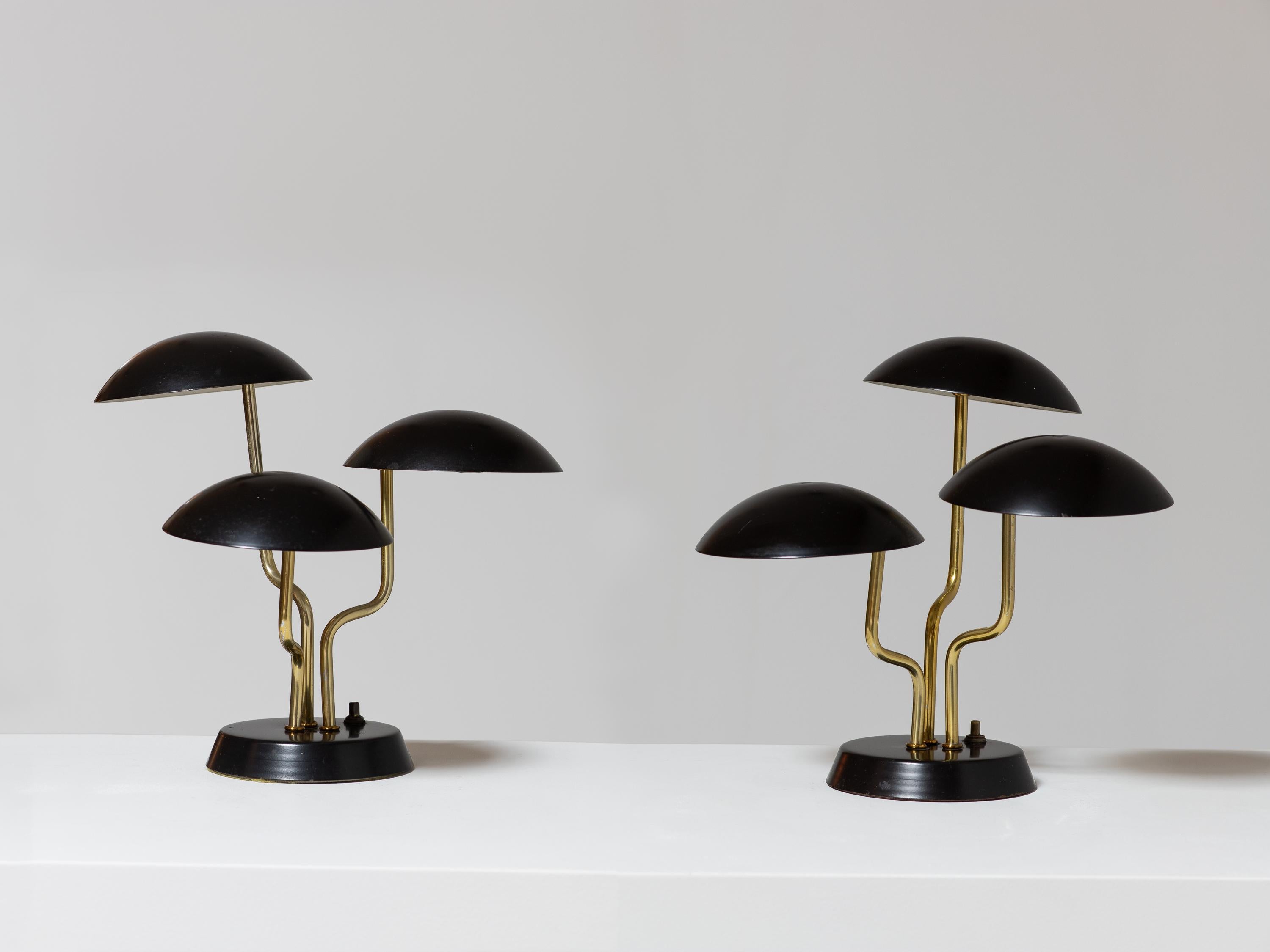 Ein seltenes Paar zierlicher Pilz-Tischlampen, entworfen von Gino Sarfatti. Drei gewölbte Schirme schweben auf gebogenen Messingstäben.  In wunderschönem Zustand, mit minimalen Kratzern auf der Originalfarbe der Schirme und Patina auf dem