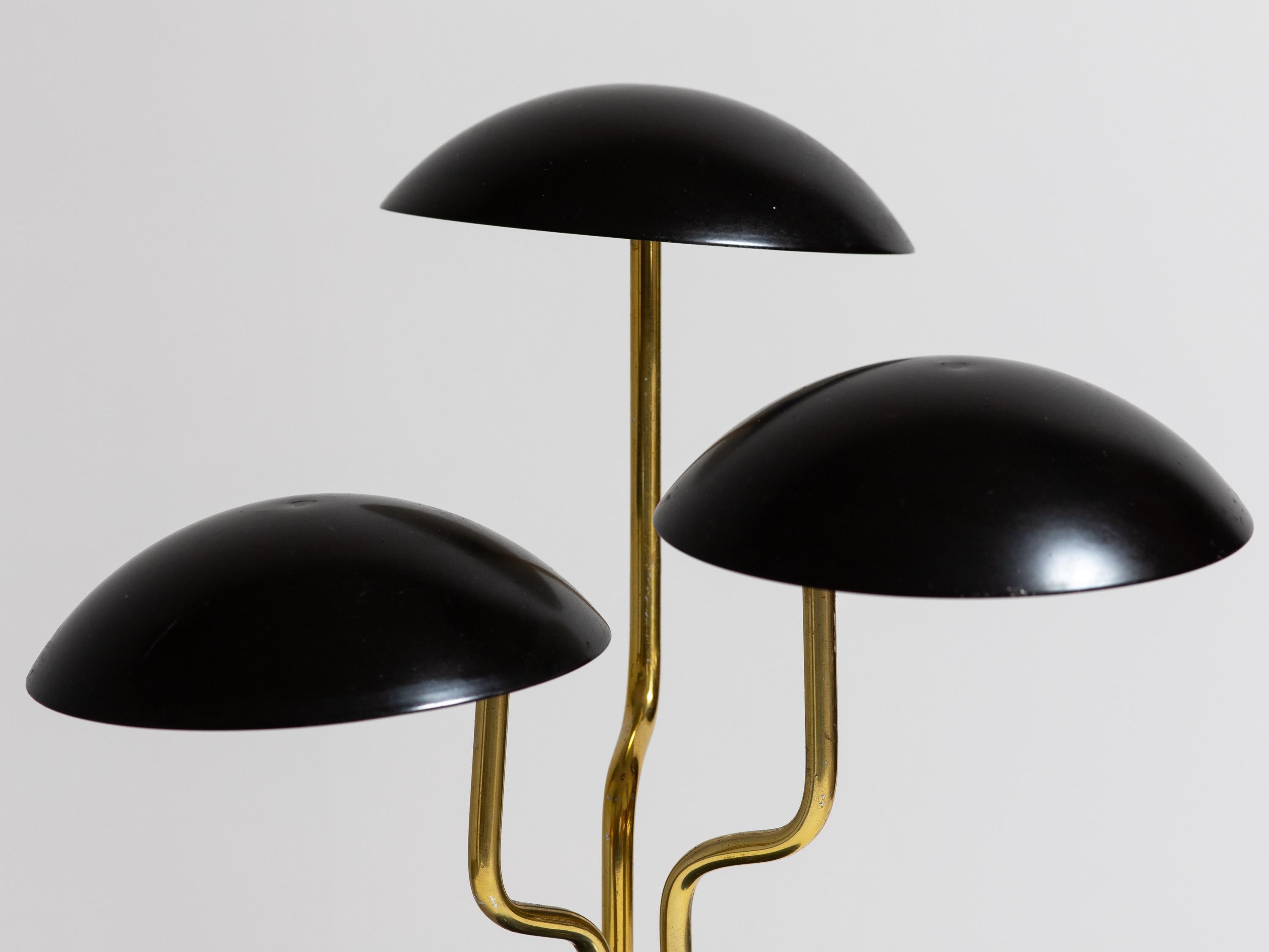 Gino Sarfatti Pilzlampe mit drei Schirmen in Schwarz und Messing – Paar (20. Jahrhundert) im Angebot