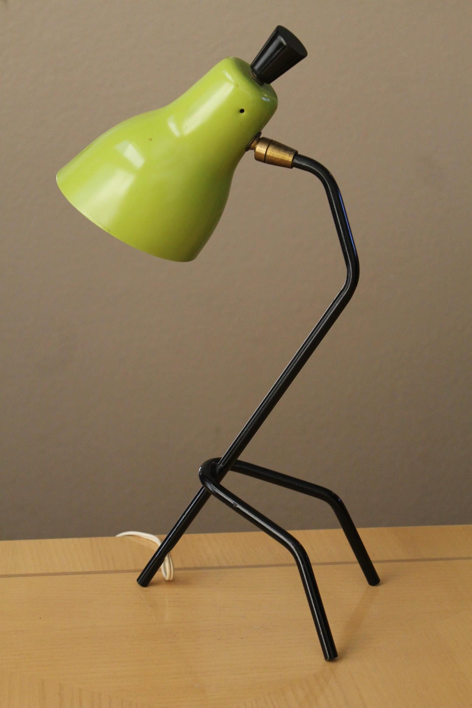 Gino Sarfatti Tripod Italian Desk Lamp! 1950s Green Greta Grossman Grasshopper In Good Condition For Sale In Peoria, AZ