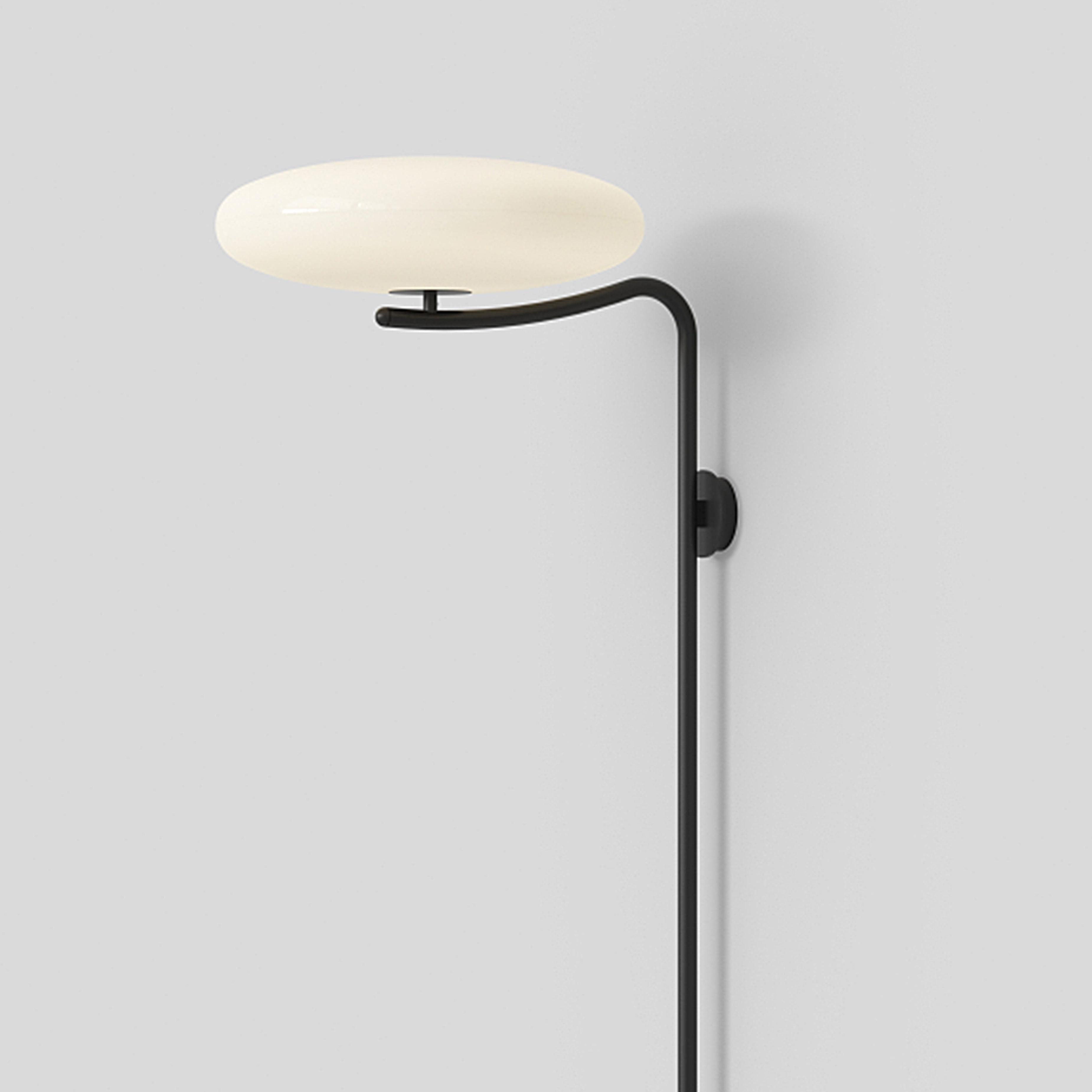 Mid-Century Modern Gino Sarfatti Wall Lamp Model 2065 White Diffuser, Black Hardware For Sale