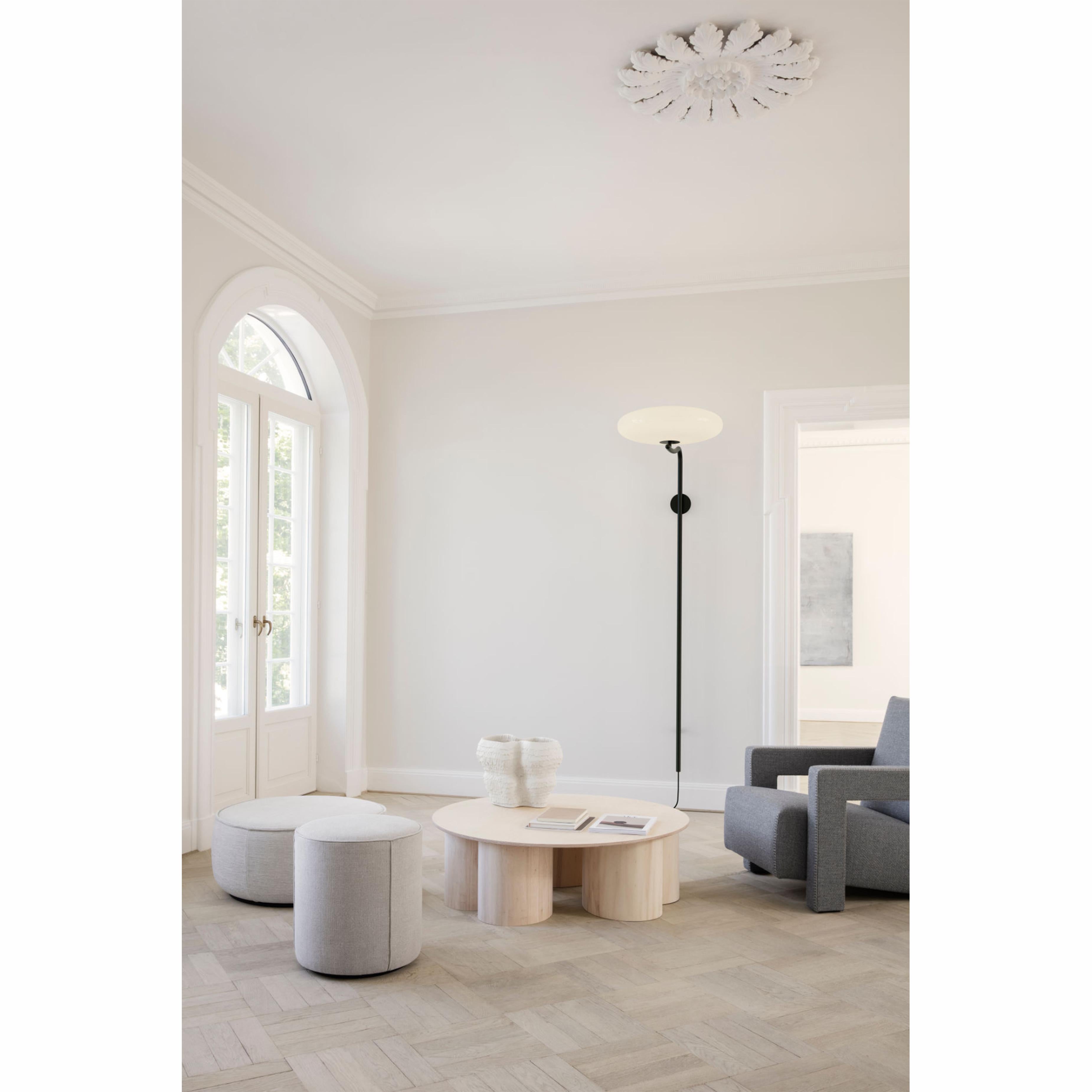 Contemporary Gino Sarfatti Wall Lamp Model 2065 White Diffuser, Black Hardware For Sale