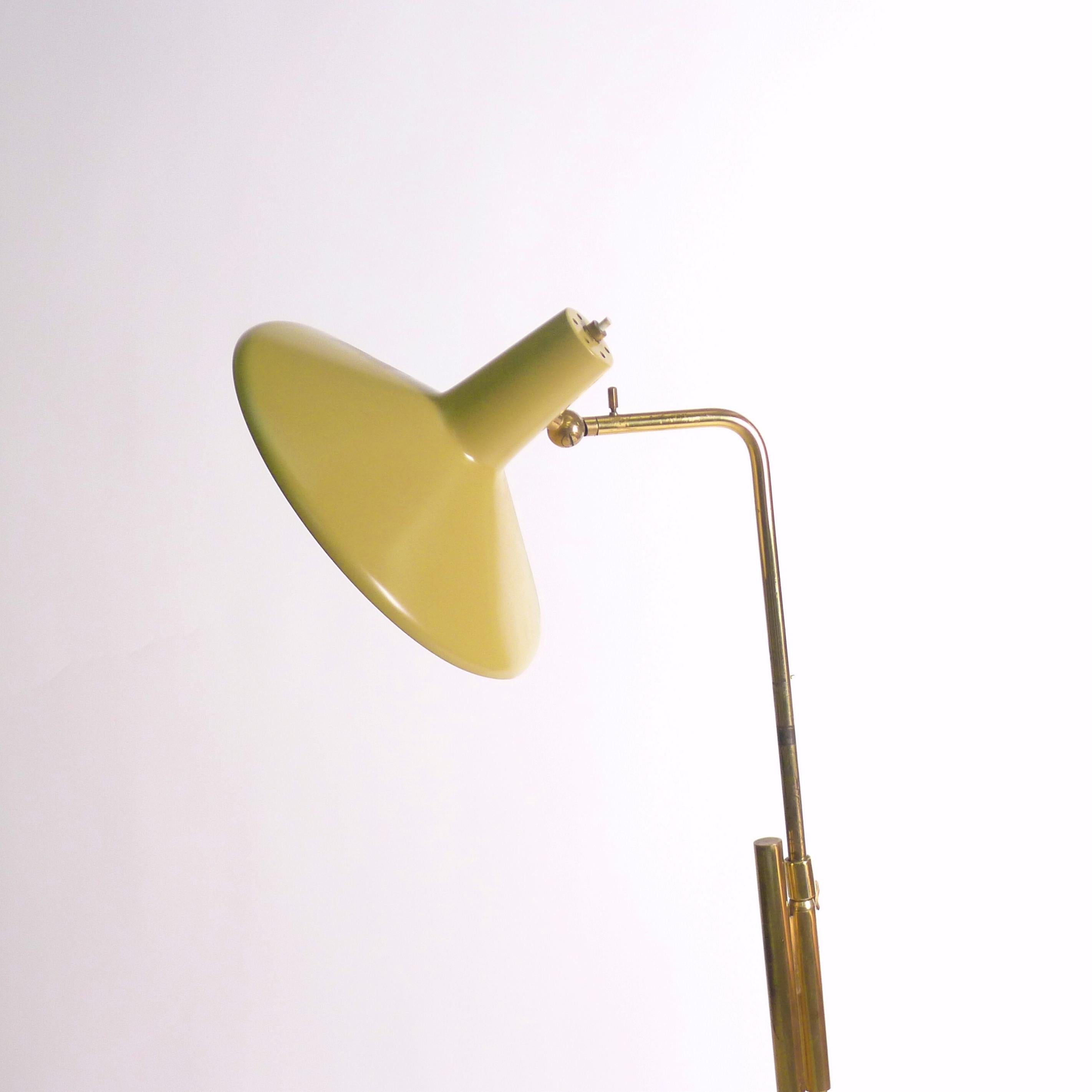 Gino Sarfatti, Lampada da terra, modello 1045 per Arteluce, Italia, progettato nel 1948

La struttura telescopica comprende un tubo in ottone lucido con una guida fissata a una base triangolare in ottone lucido dotata di un intaglio che consente di