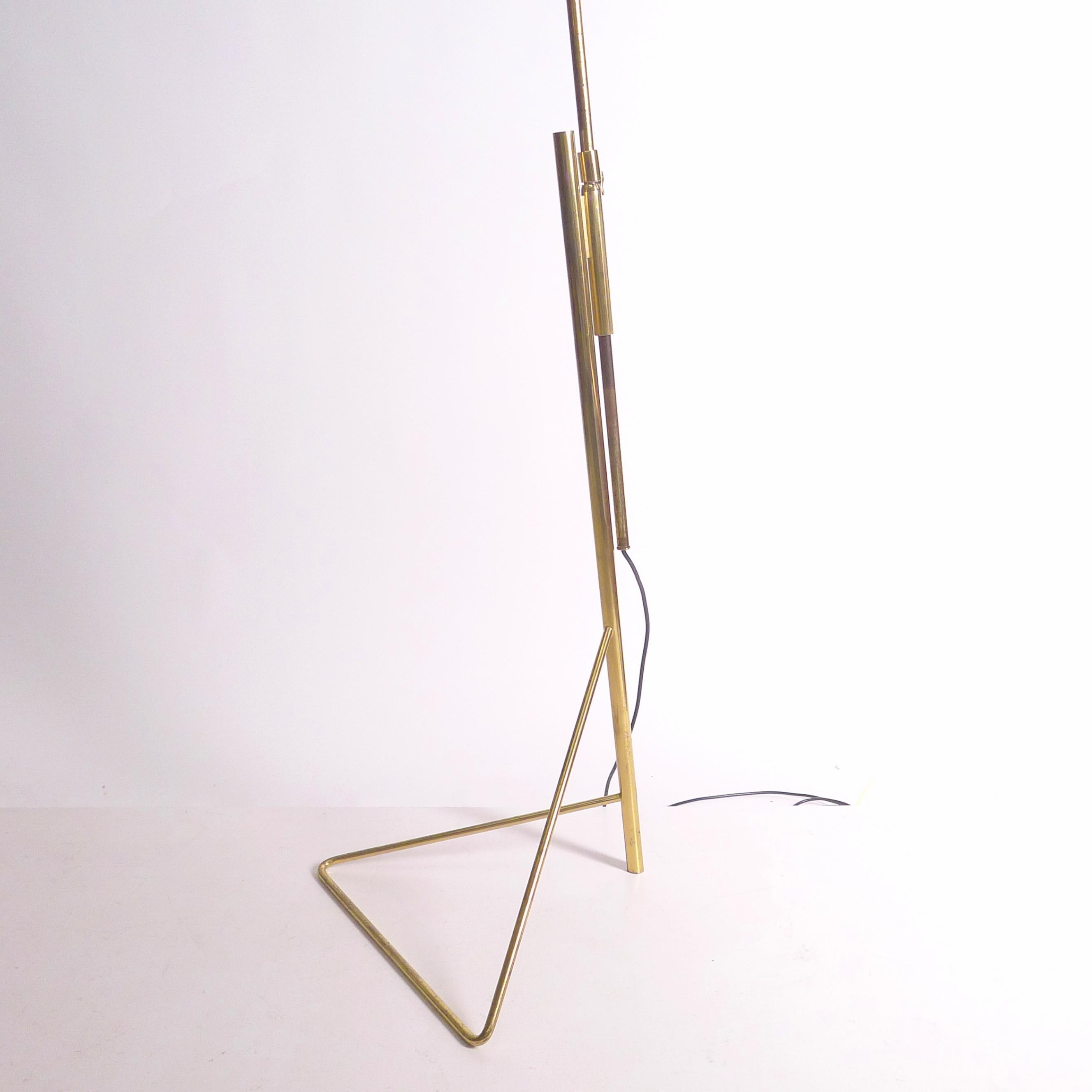 Gino Sarfatti, Lampada da terra telescopica gialla, modello 1045, design 1948, Arteluce In condizioni buone in vendita a Wargrave, Berkshire
