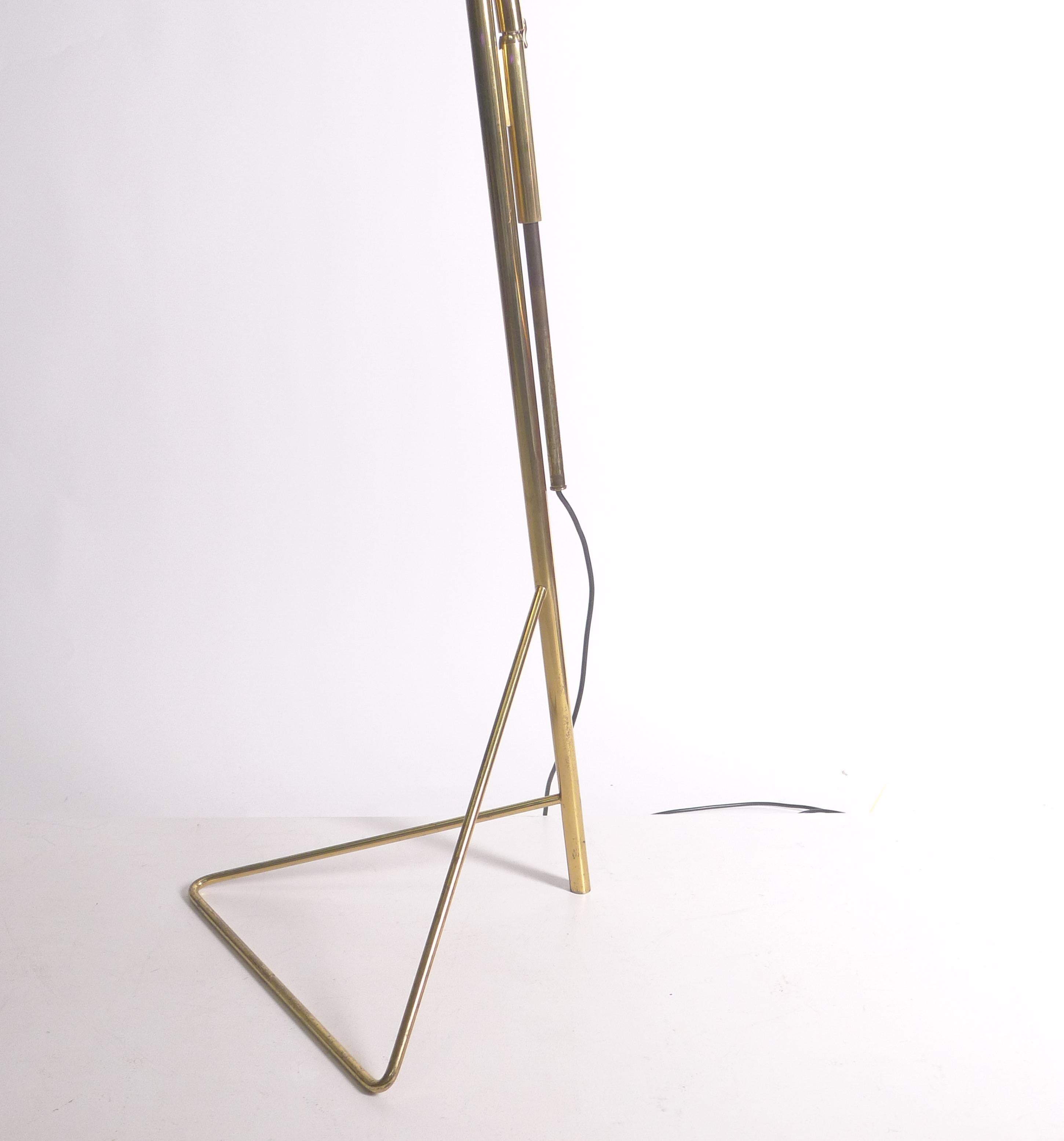 Metà XX secolo Gino Sarfatti, Lampada da terra telescopica gialla, modello 1045, design 1948, Arteluce in vendita