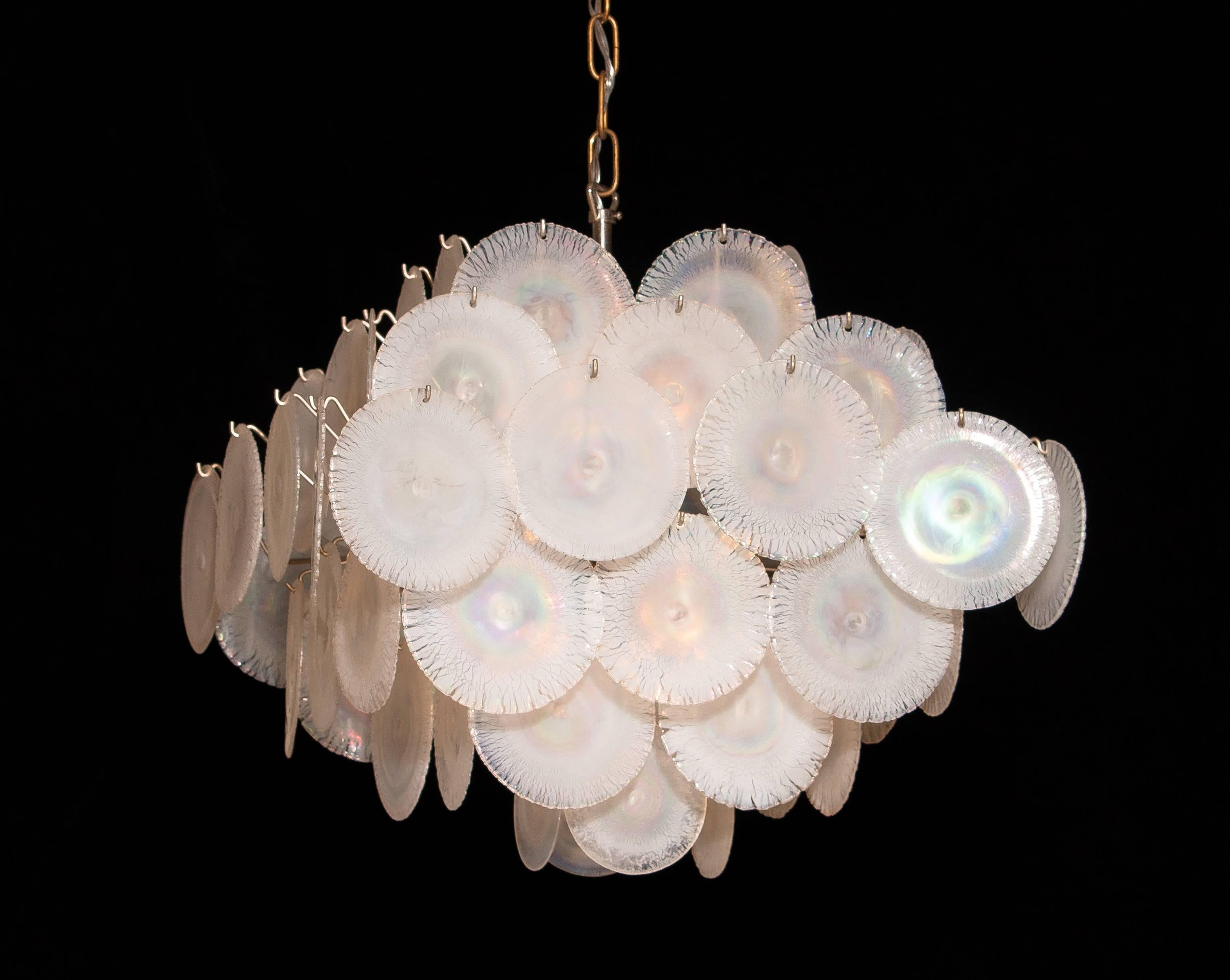 Extremely beautiful Gino Vistosi chandelier with white / pearl colored handmade Murano crystal discs.
This Gino Vistosi chandelier is made in Italy in the 1960s. The chandelier contains 60 Murano white / pearl colored crystal discs.
All in