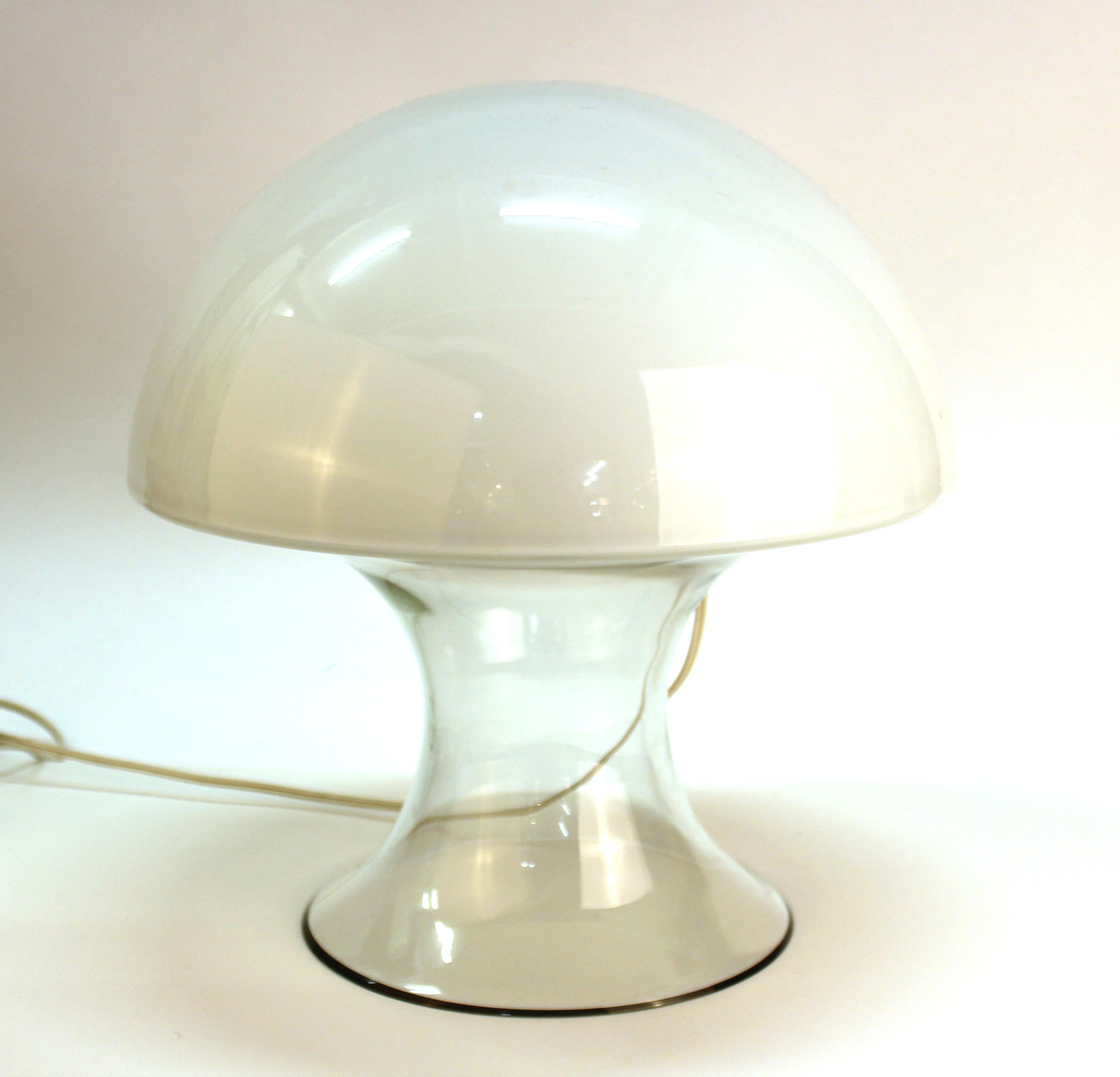 Italian Modern 'Mushroom' table lamp designed by Gino Vistosi in clear and white Murano glass. The piece is in great vintage condition with age-appropriate wear.