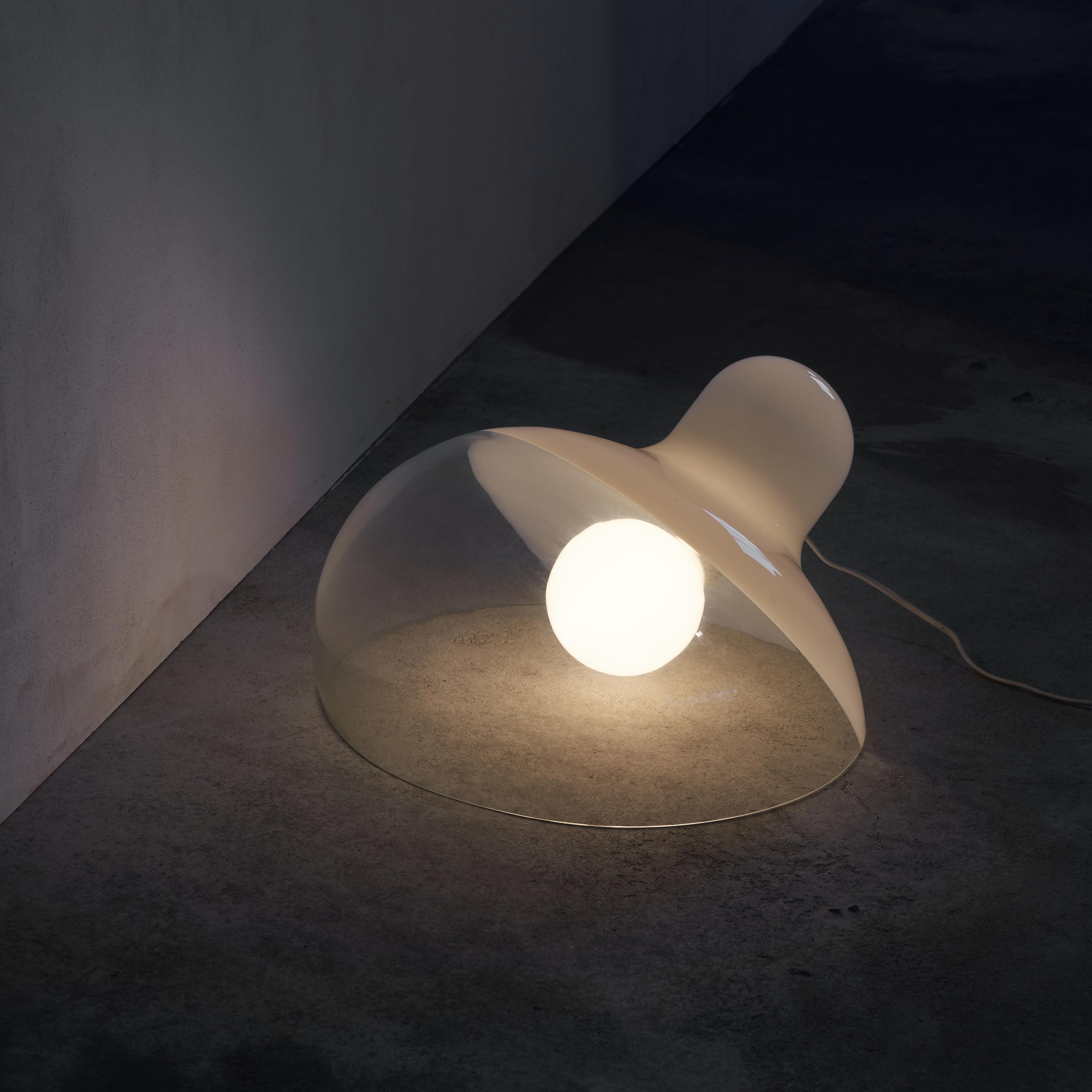 Insolite et rare lampe de table ou lampadaire Vistosi, Italie, années 1970. 

Cette rare lampe Vistosi est fabriquée à la main en verre de Murano et présente une combinaison bien équilibrée entre le verre clair et le verre opalin. La forme est
