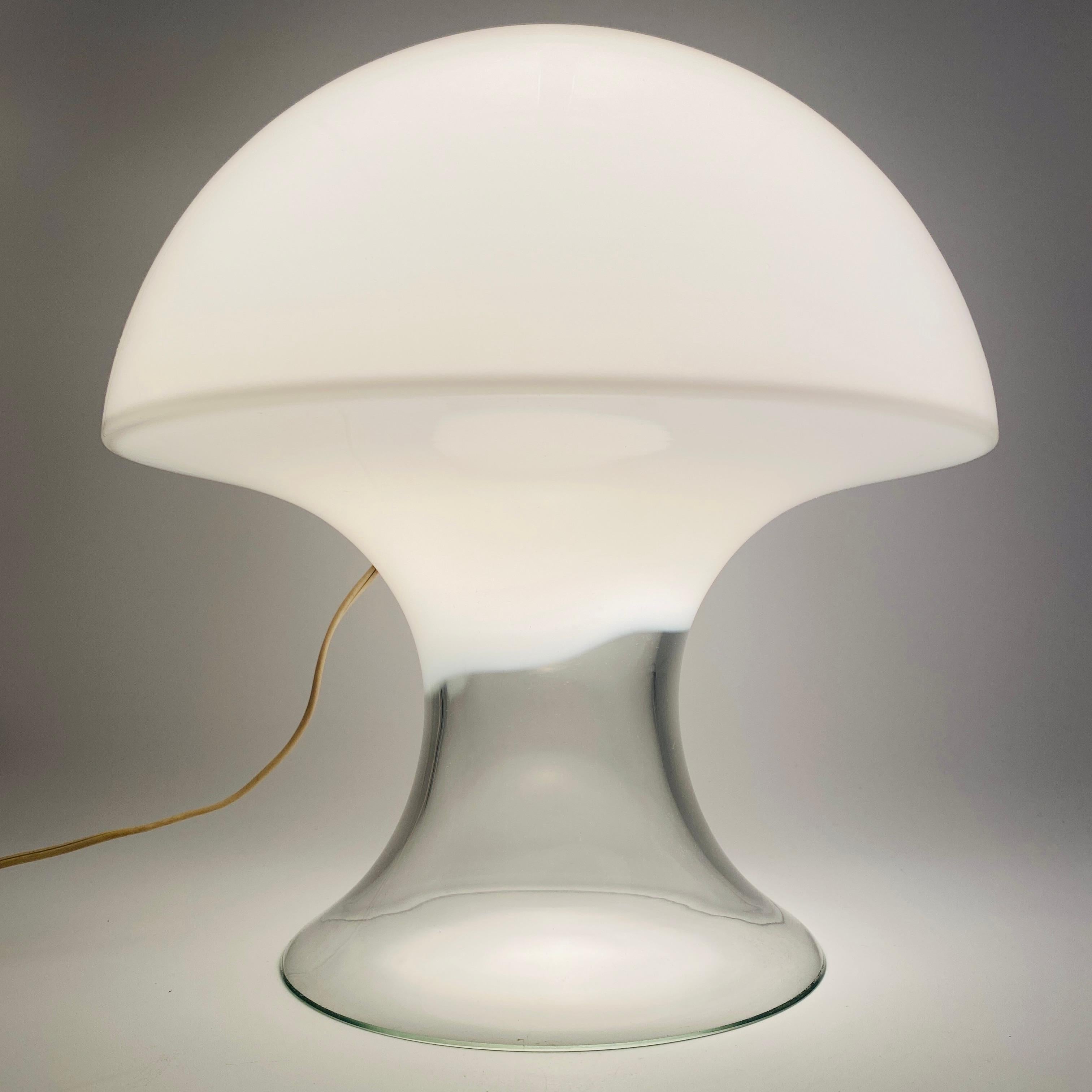 Iconic Murano glass mushroom table lamp by Gino Vistosi. This lamp was handblown with clear and white glass. A single bulb illuminates it; switch on the cord. Made in Italy circa the 1960s. 