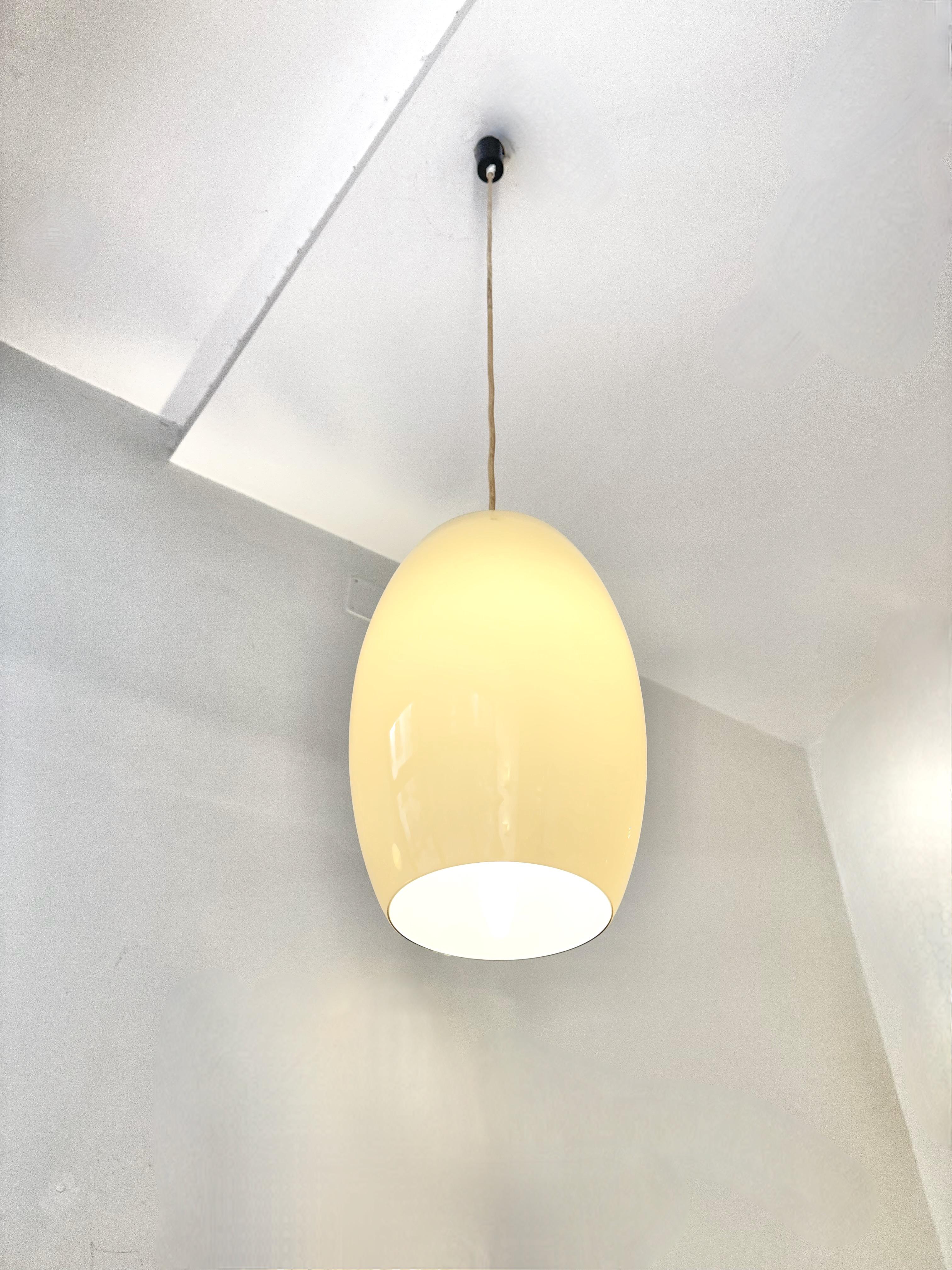 A rare Murano blown glass pendant light designed by made by Gino Vistosi.
Excellent condition.