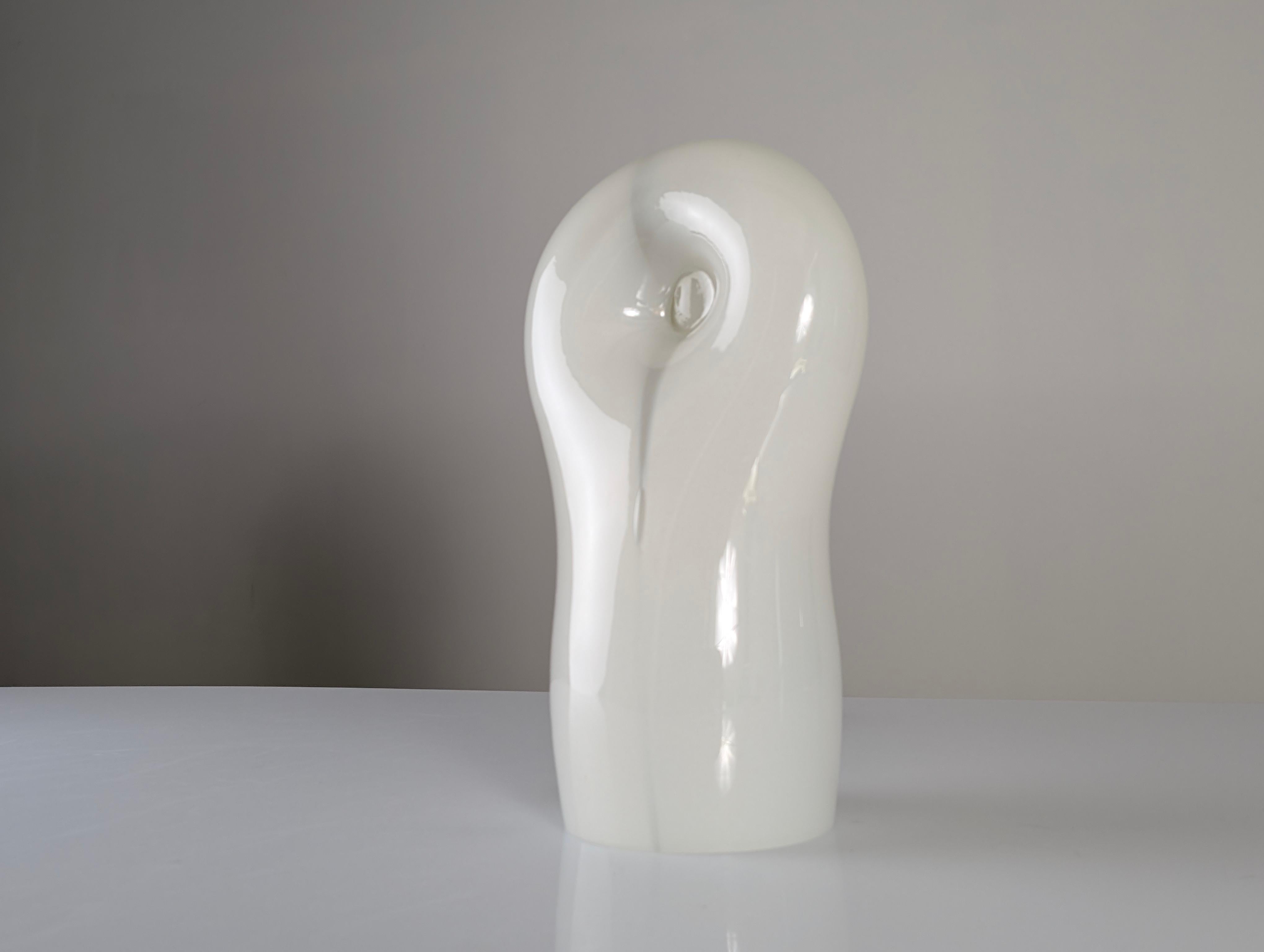 Esta excepcional lámpara de sobremesa fue diseñada por Gino Vistosi para Vetreria Vistosi y realizada en cristal de Murano soplado a mano en Italia durante la década de 1970. Se trata de un modelo realmente inusual que presenta una silueta orgánica