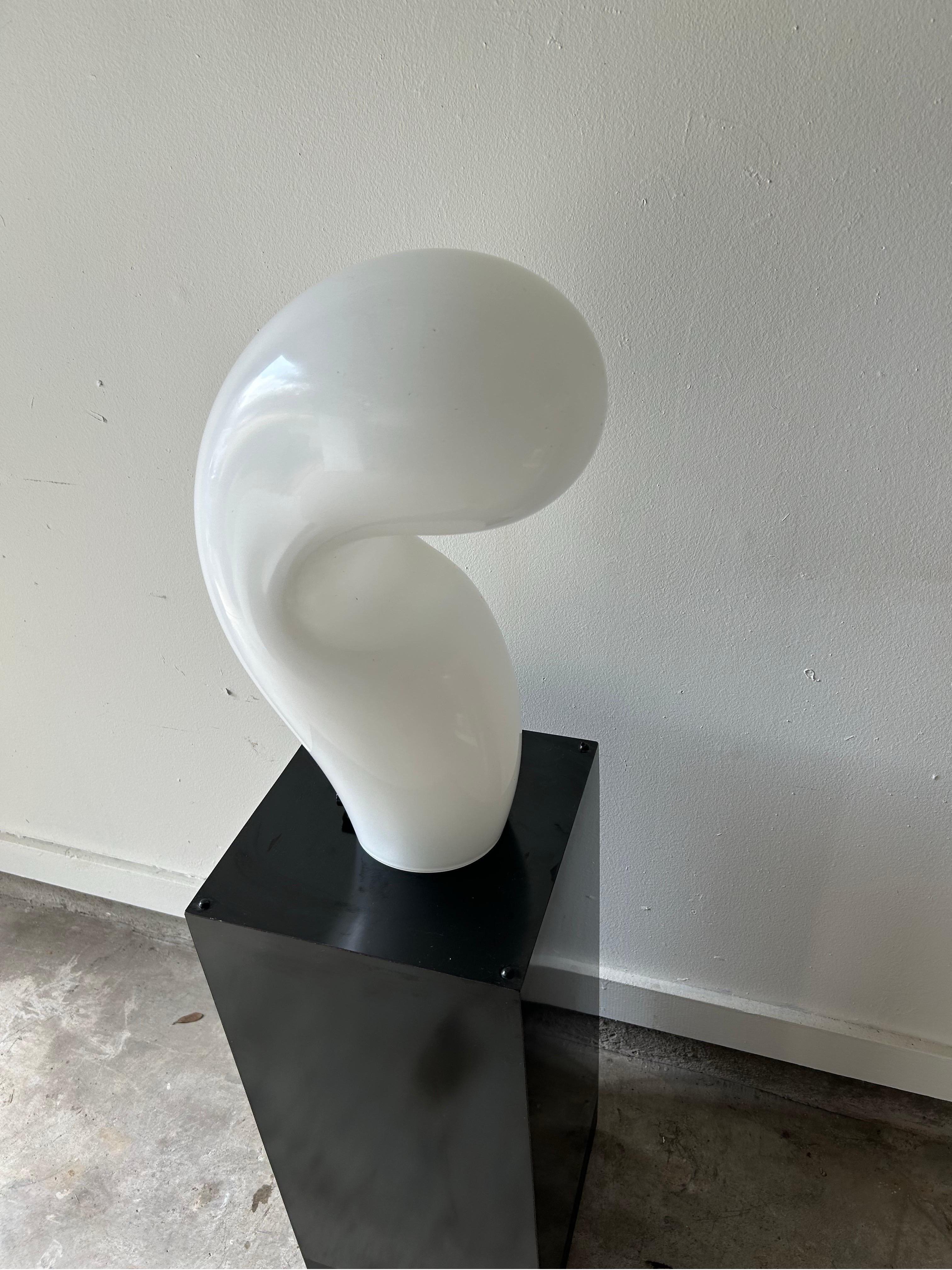 Lampe de table Vintage Murano produite par Vetreria Vistosi en verre opalin soufflé à la main. Produit en Italie dans les années 1970 avec un design de l'ère spatiale.