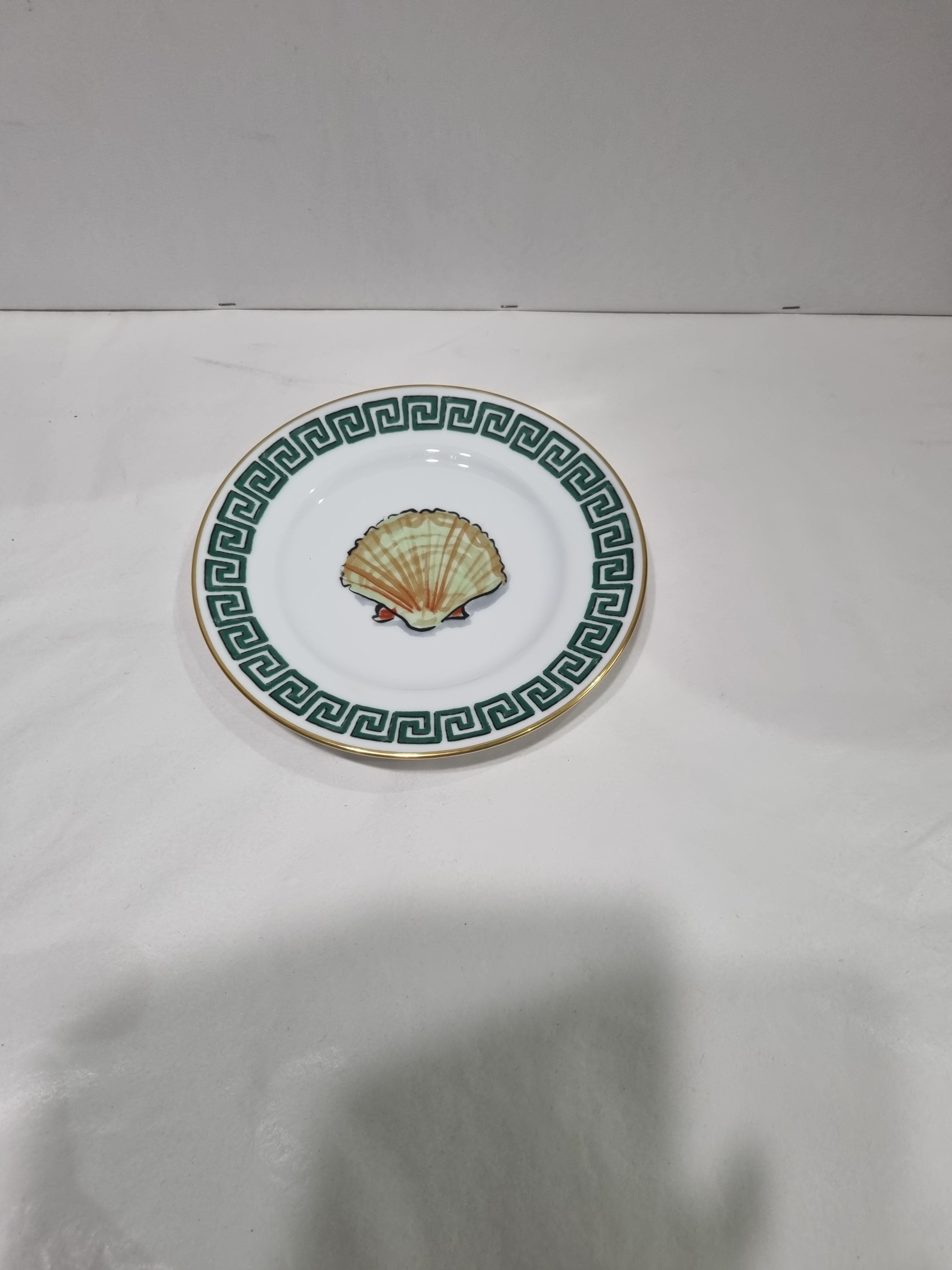 Set of four hand-decorated pure porcelain bread plates (6,2 in / 16 cm). In four different colors.
The 
