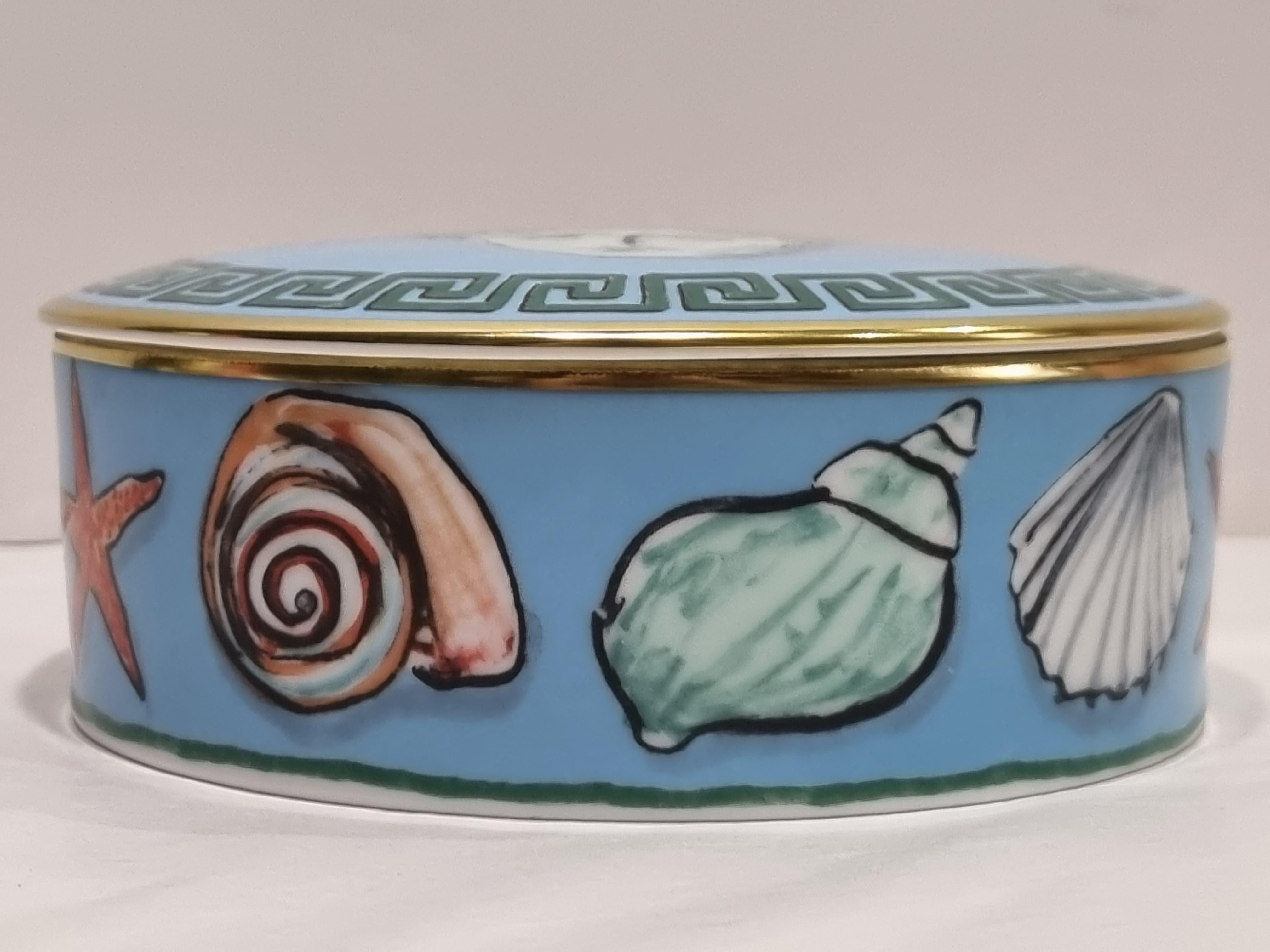 Sea Blue porcelain trinket box, a lustrous blue reminiscent of the depths of the sea. The Il viaggio di Nettuno collection. A pretty keepsake box, 13 cm in diameter and embellished with gold trim and with works of art by English designer Luke Edward