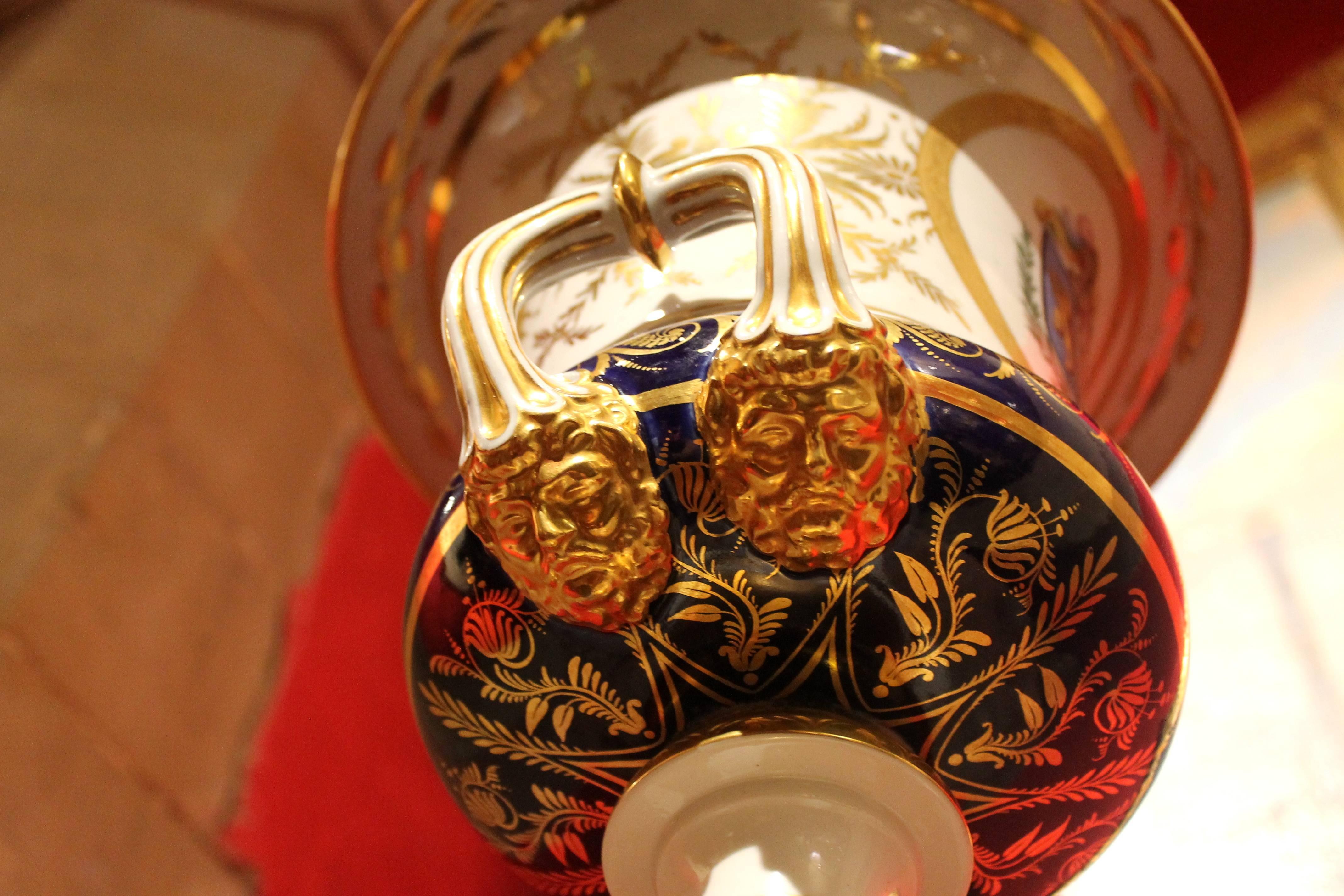 Italian 19th Century Ginori Glazed and Parcel Gilt Porcelain Armorial Vase  For Sale 7