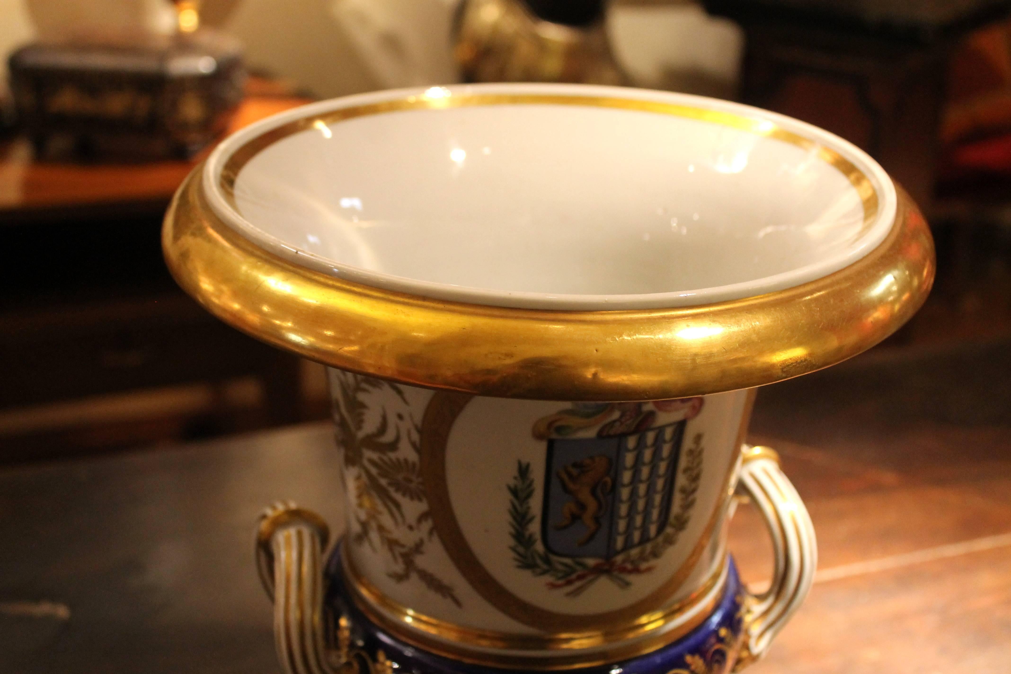 Peint à la main Vase armorié italien du 19ème siècle, émaillé Ginori et partiellement doré  en vente