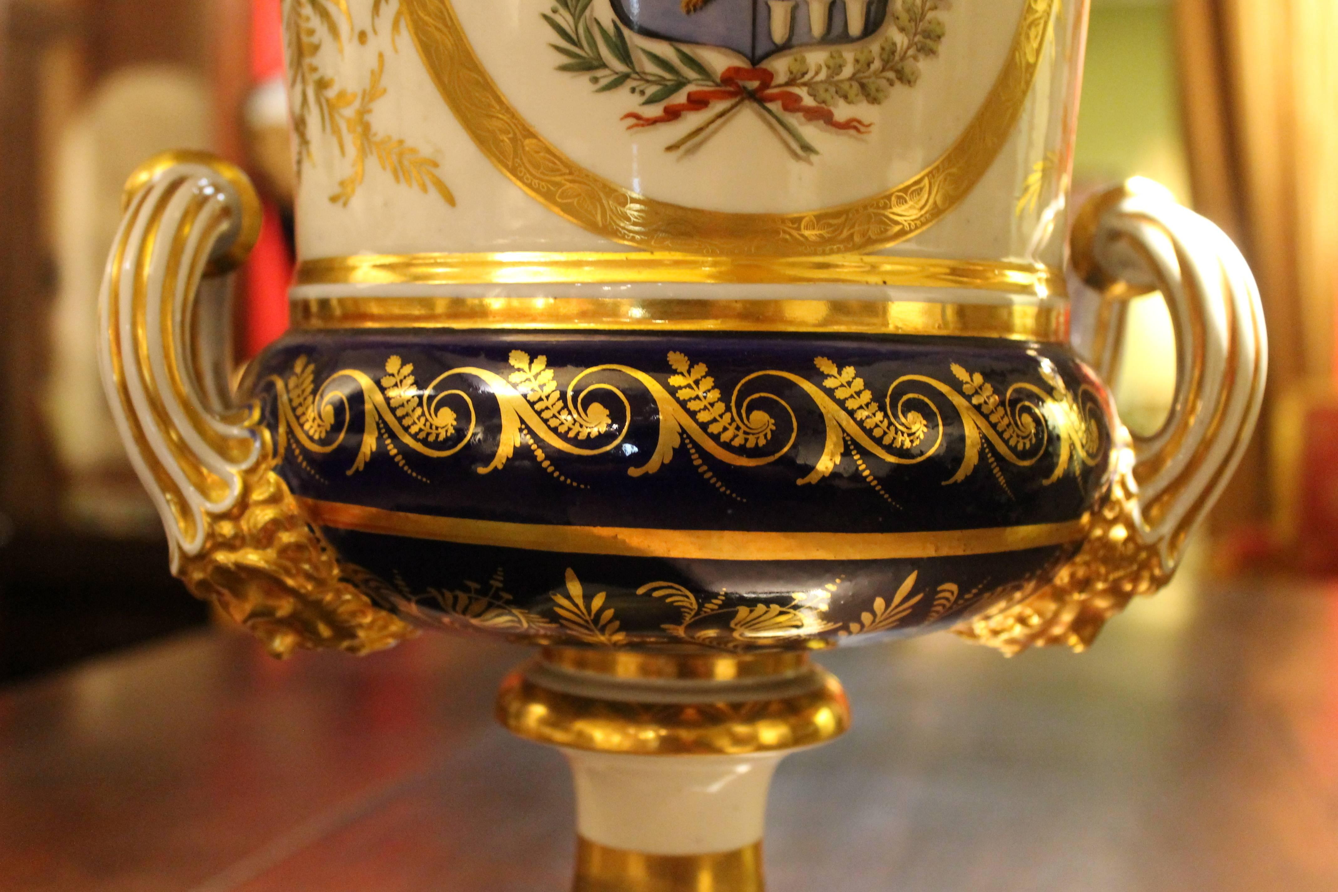 Dorato Vaso armoriale in porcellana Ginori del XIX secolo, smaltato e dorato a pacco in vendita