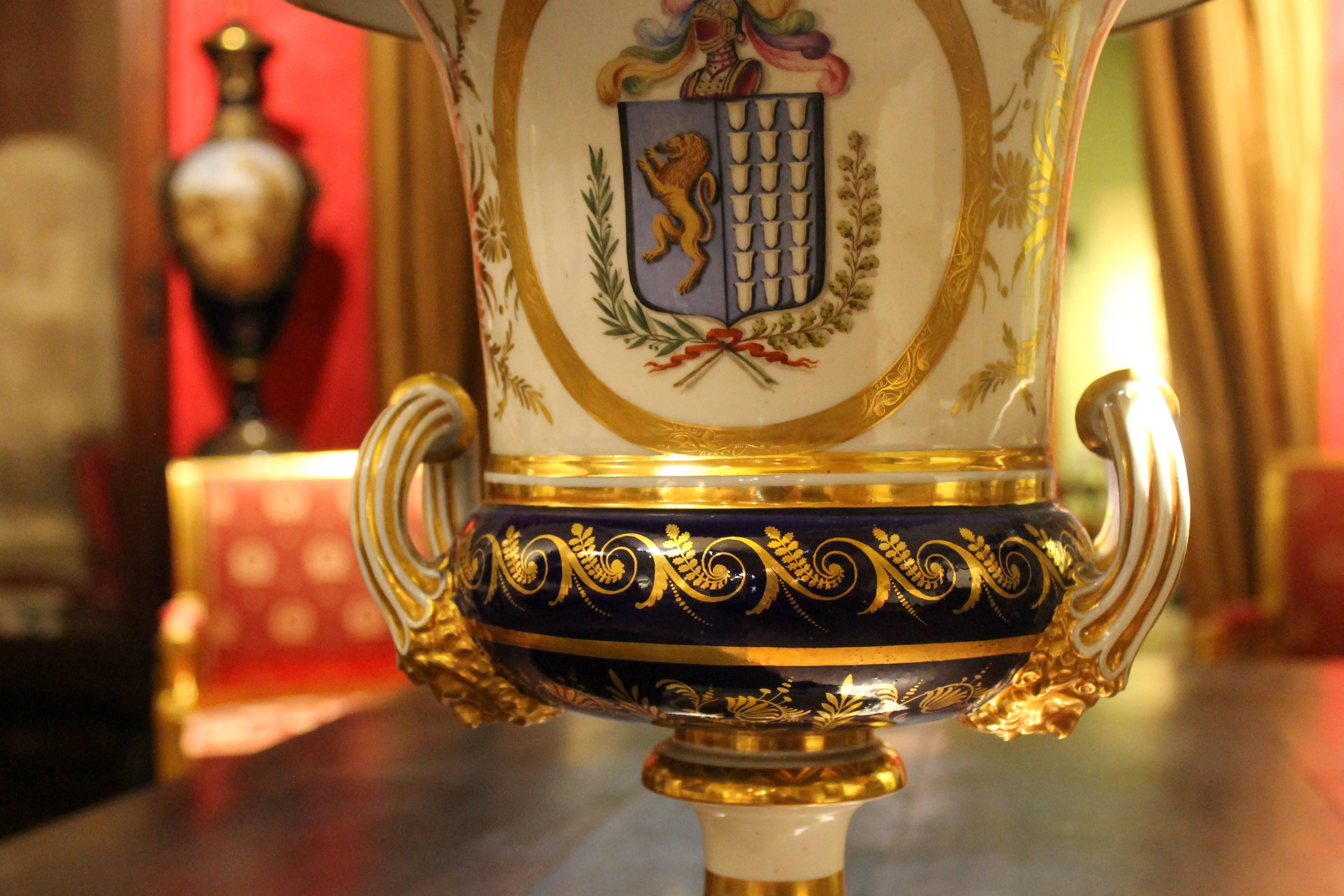 XIXe siècle Vase armorié italien du 19ème siècle, émaillé Ginori et partiellement doré  en vente