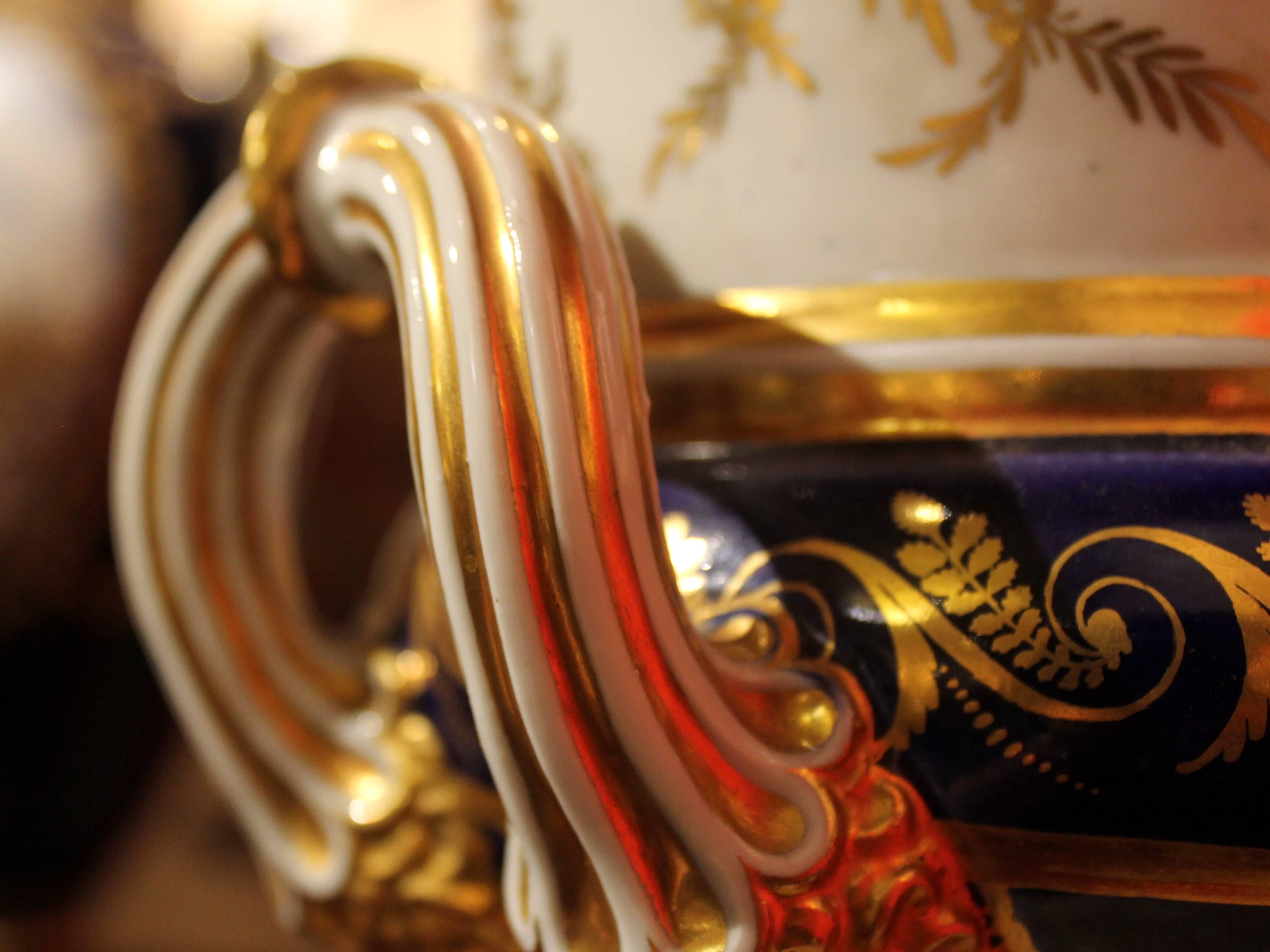 Vase armorié italien du 19ème siècle, émaillé Ginori et partiellement doré  en vente 1