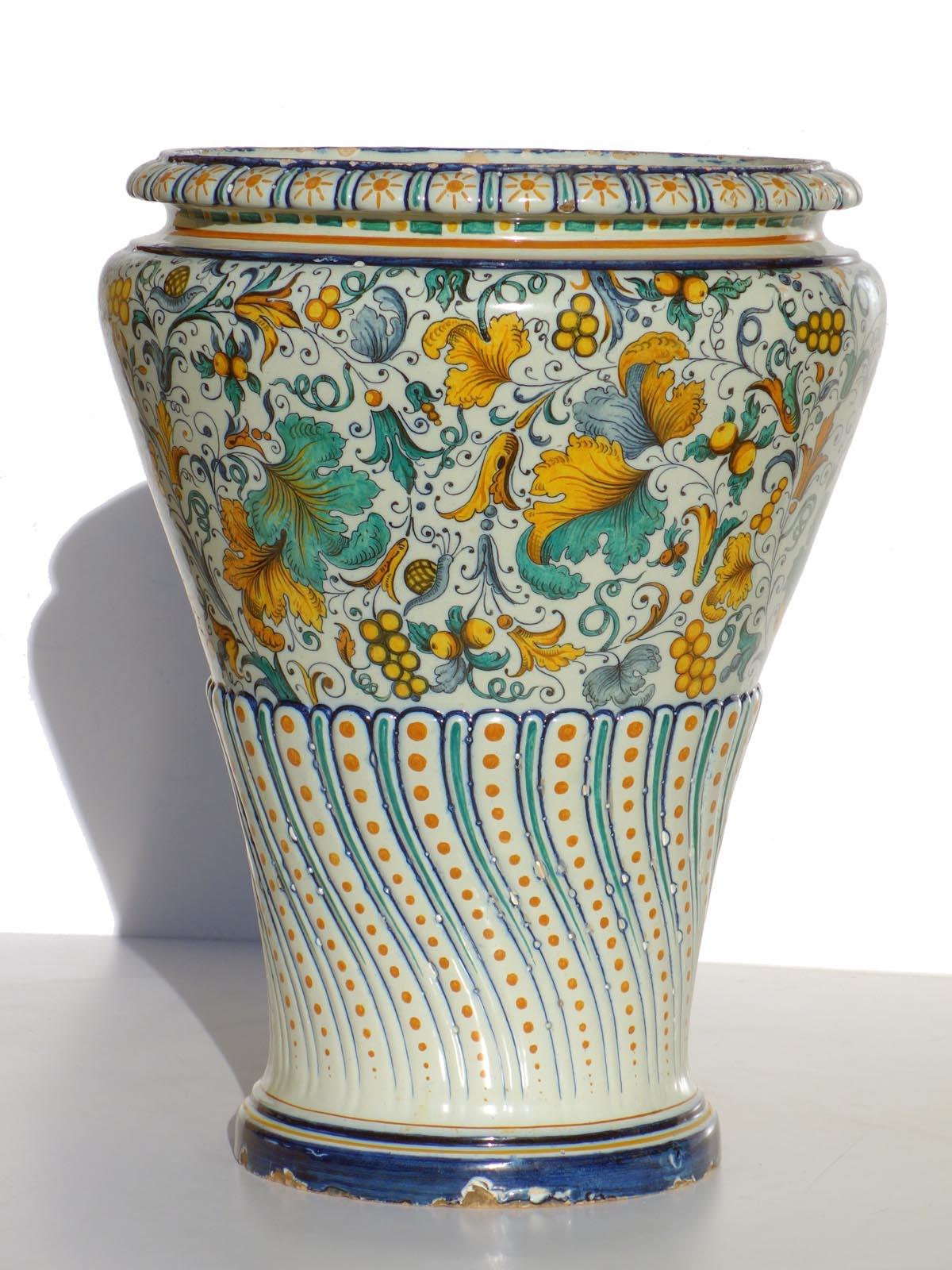 Vaso in maiolica grande
Ginori
Italia, 1850-1890

Un'ottima codizione
Difetto di cottura sotto la base (vedi fotografia)
