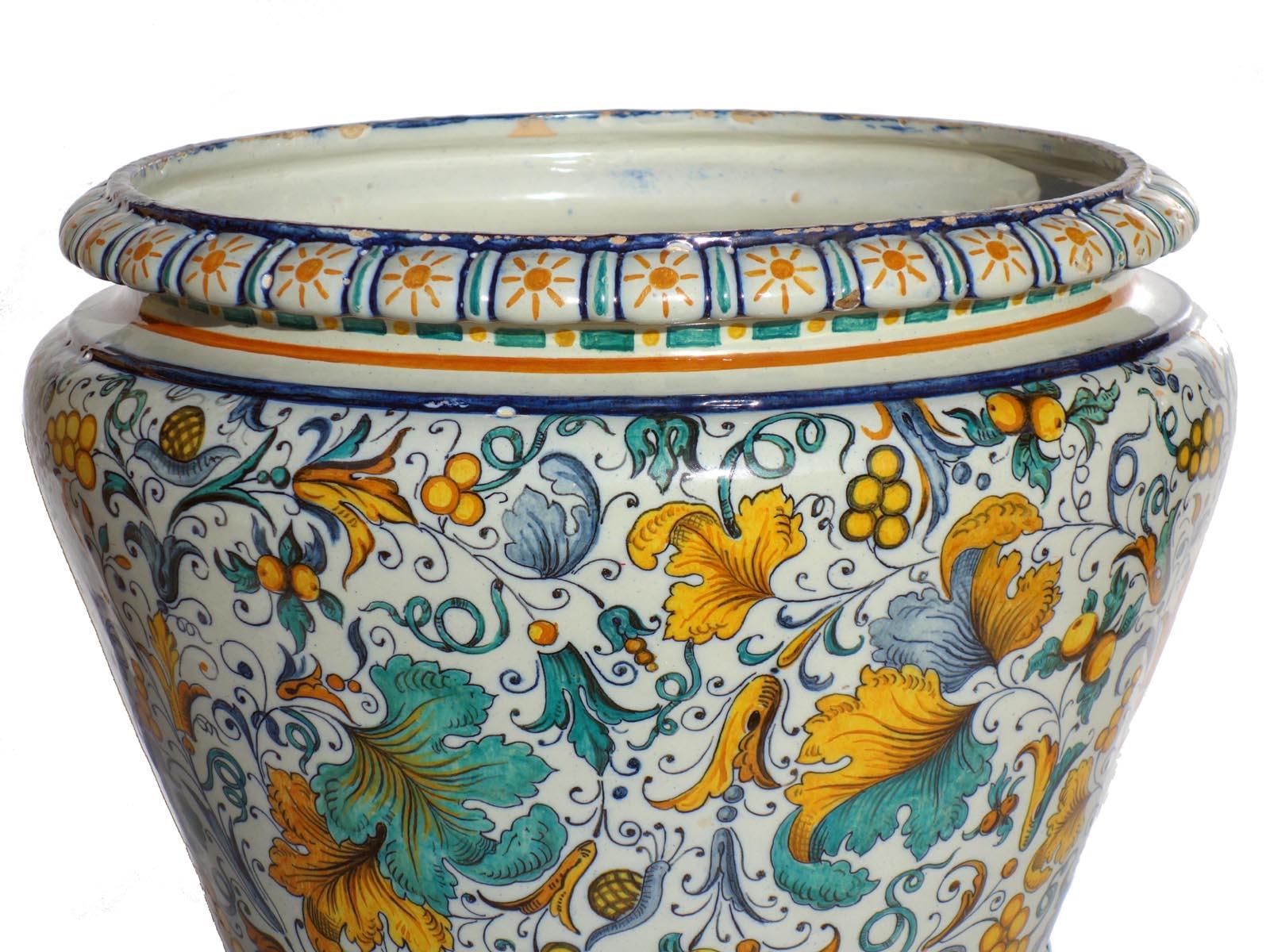 Ginori 19th Century Italian Renaissance Style Big Majolica Vase In Good Condition For Sale In Brescia, IT