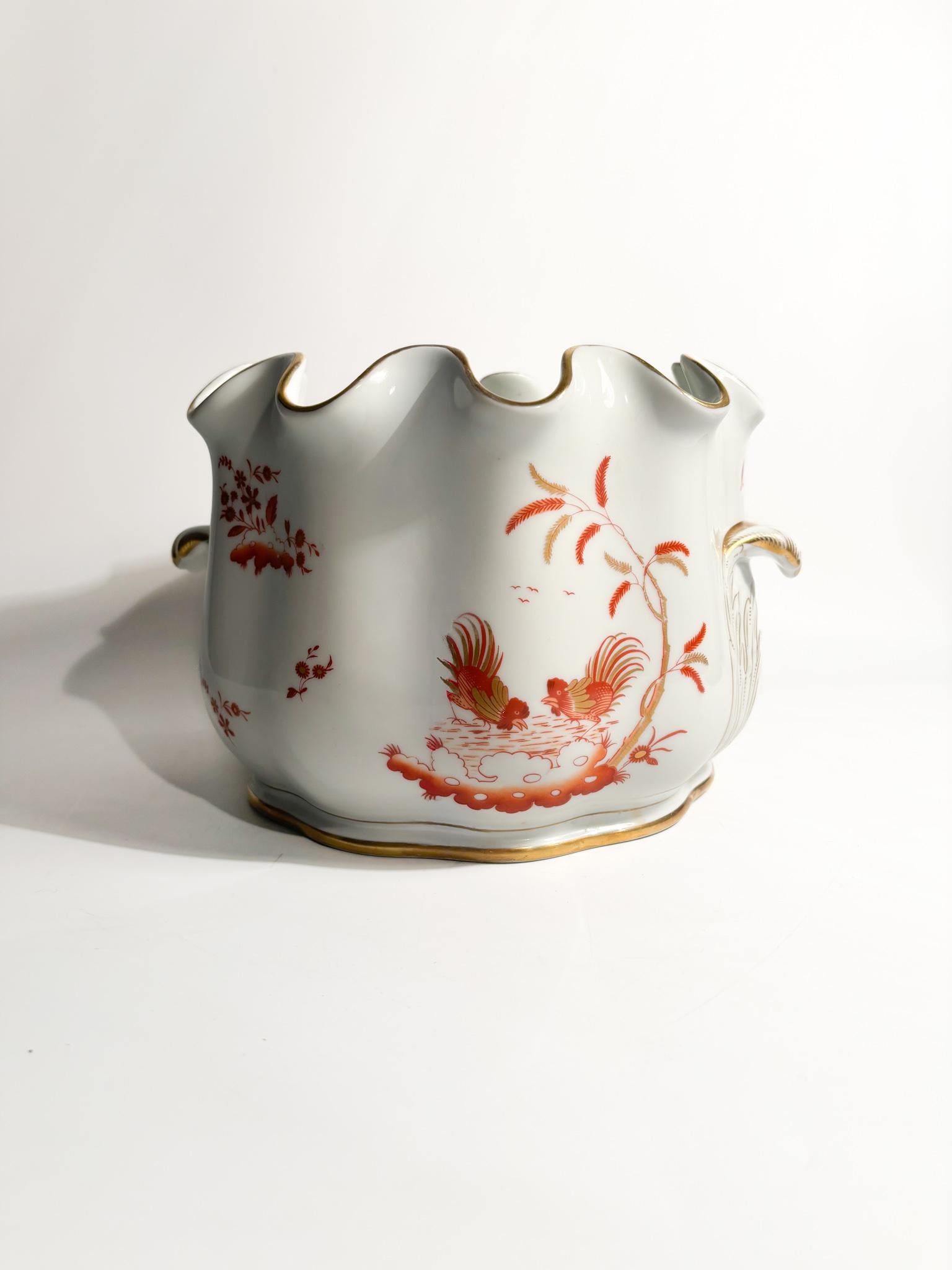 Vase en porcelaine rafraîchie de Ginori Doccia, collection Galli Rossi, réalisé dans les années 1950

Ø cm 25 h cm 17

Ginori Doccia est un type de porcelaine italienne produite dans la ville de Doccia, près de Florence, depuis 1737. Il est connu