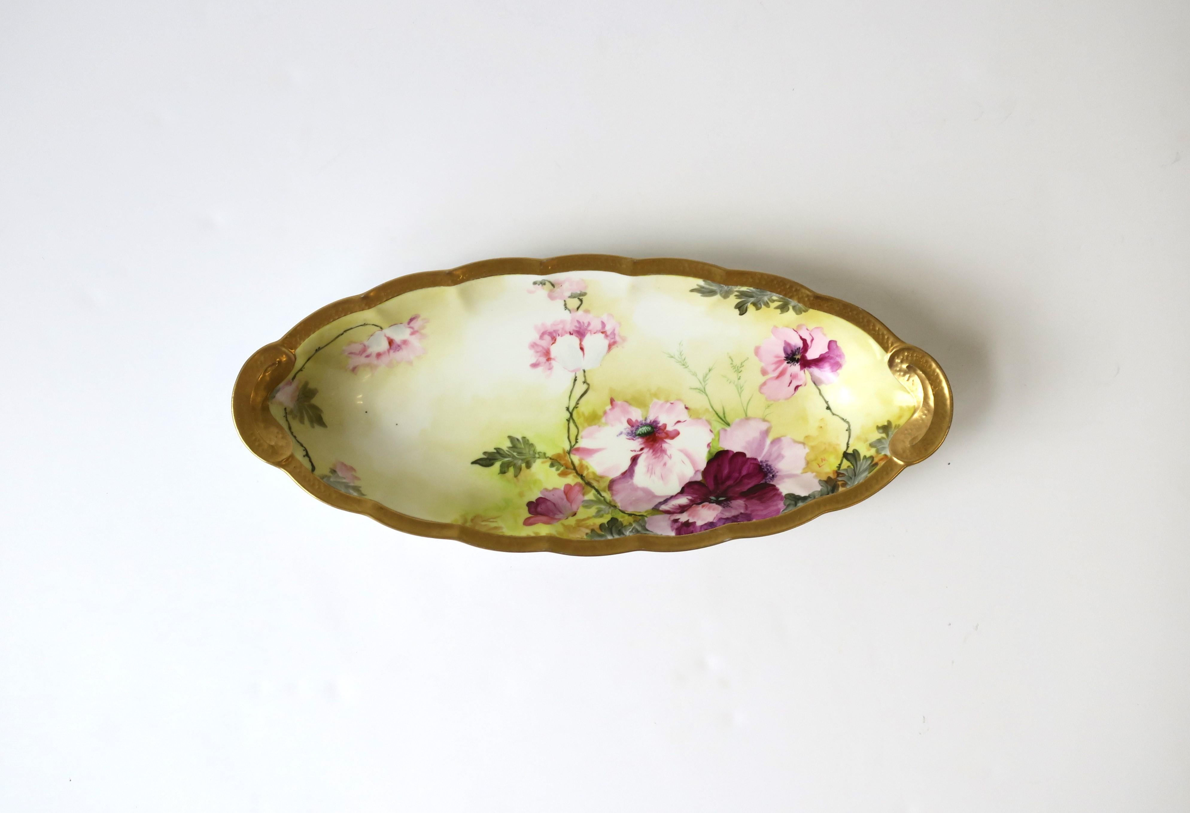 Una bellissima ciotola oblunga in porcellana italiana con disegno di fiori e foglie e autentico oro giallo romano di Ginori, Firenze (Italia), circa inizio XX secolo. Il pezzo è interamente dipinto a mano, compreso il bordo romano in oro. Splendido