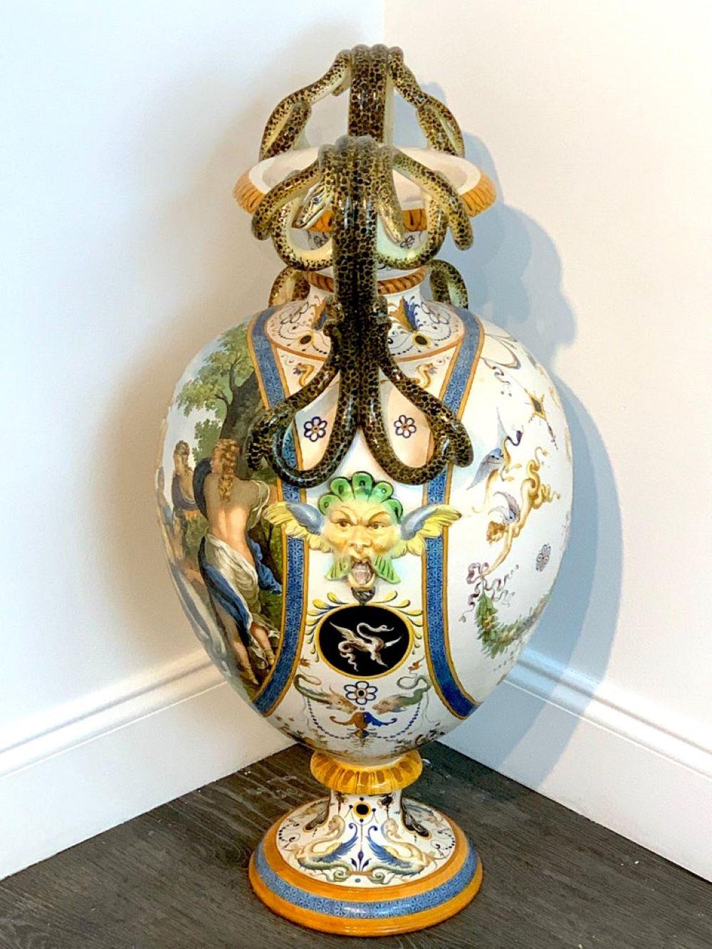 Splendido vaso di maiolica in stile rinascimentale italiano con manico di serpente allegorico, marchio Ginori con corona blu, modello e decorazione No. 13-88
Provenienza Proprietà di Celine Dion Jupiter, Florida

Questo splendido vaso in maiolica in