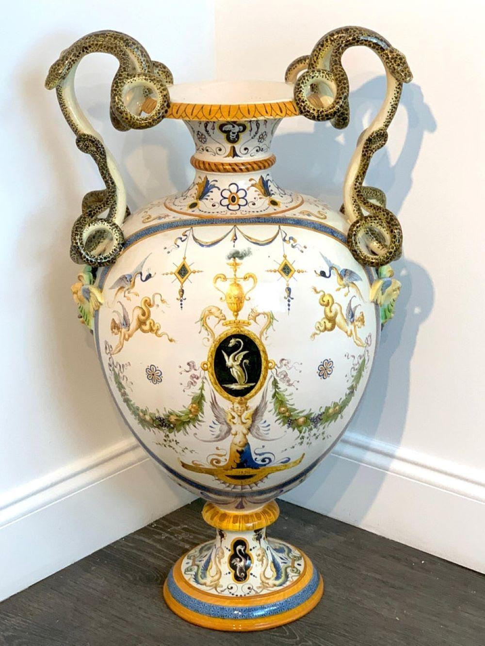 Rinascimento Vaso con manico di serpente allegorico in maiolica Ginori in vendita