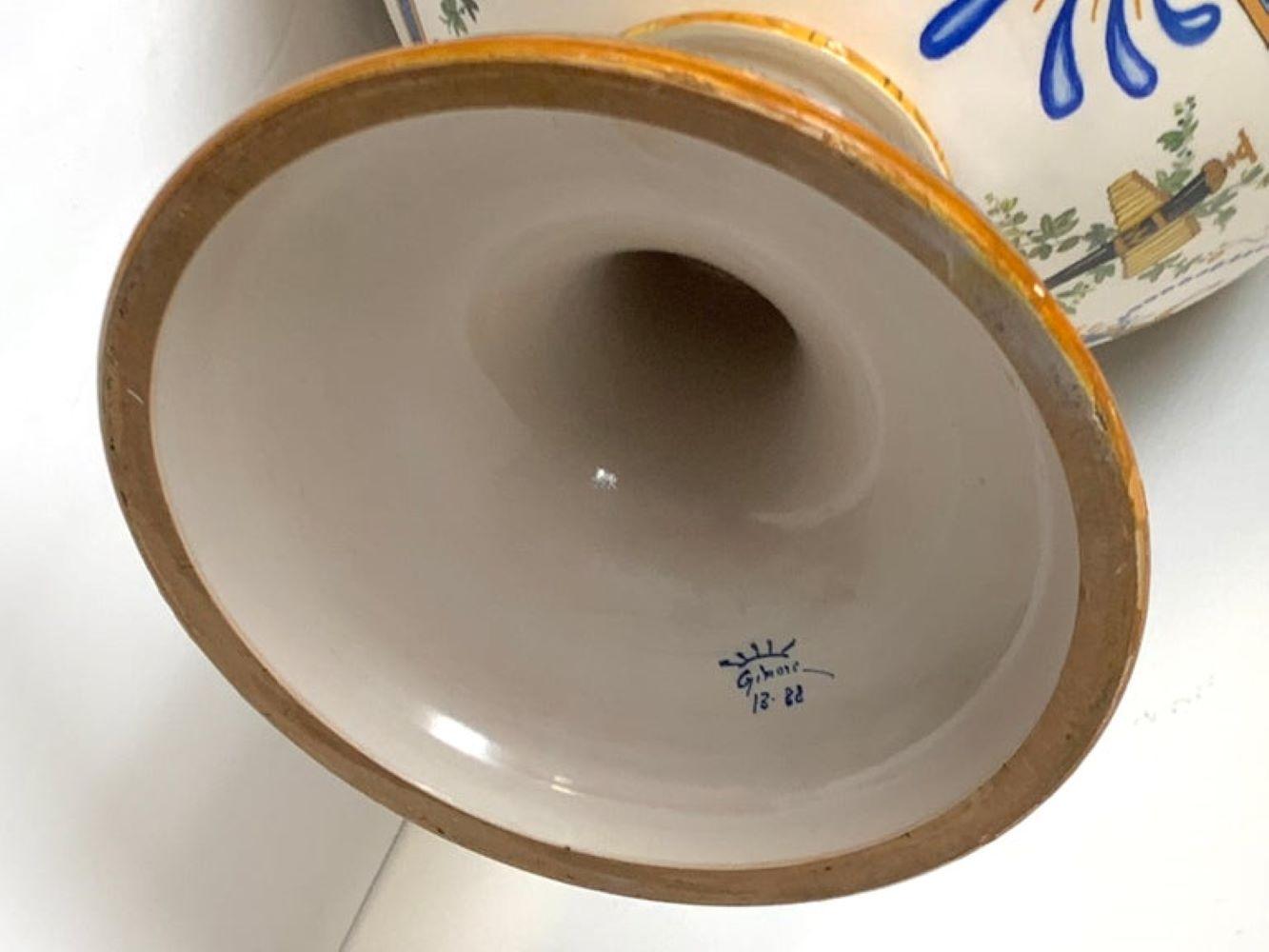 Italiano Vaso con manico di serpente allegorico in maiolica Ginori in vendita