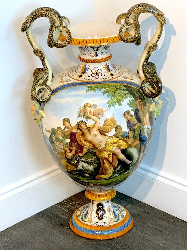 Dipinto a mano Vaso con manico di serpente allegorico in maiolica Ginori in vendita