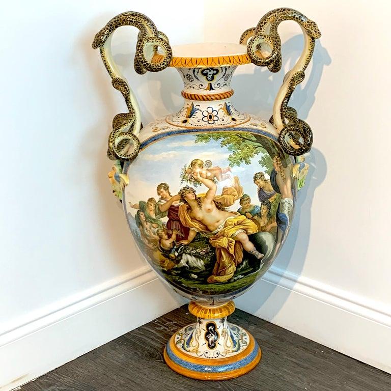 Vaso con manico di serpente allegorico in maiolica Ginori In condizioni buone in vendita a West Palm Beach, FL