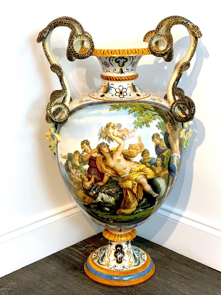 XIX secolo Vaso con manico di serpente allegorico in maiolica Ginori in vendita