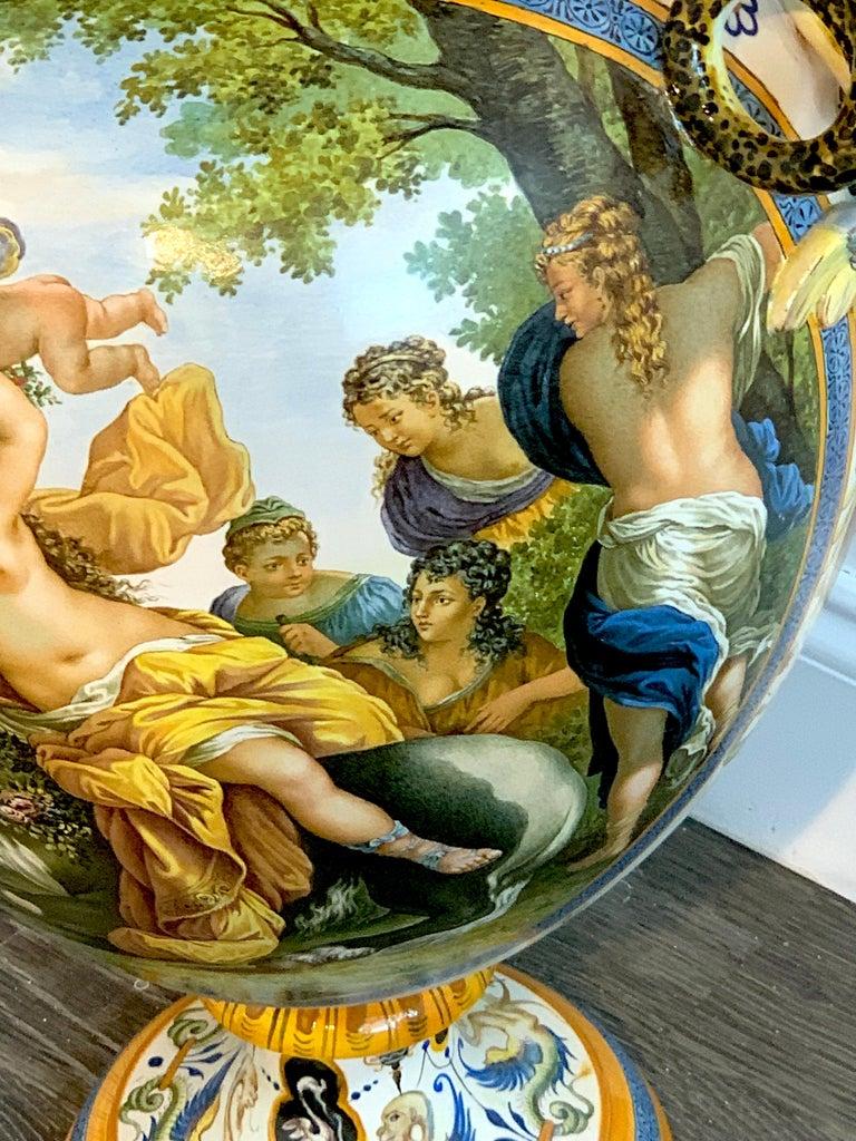 Porcellana Vaso con manico di serpente allegorico in maiolica Ginori in vendita