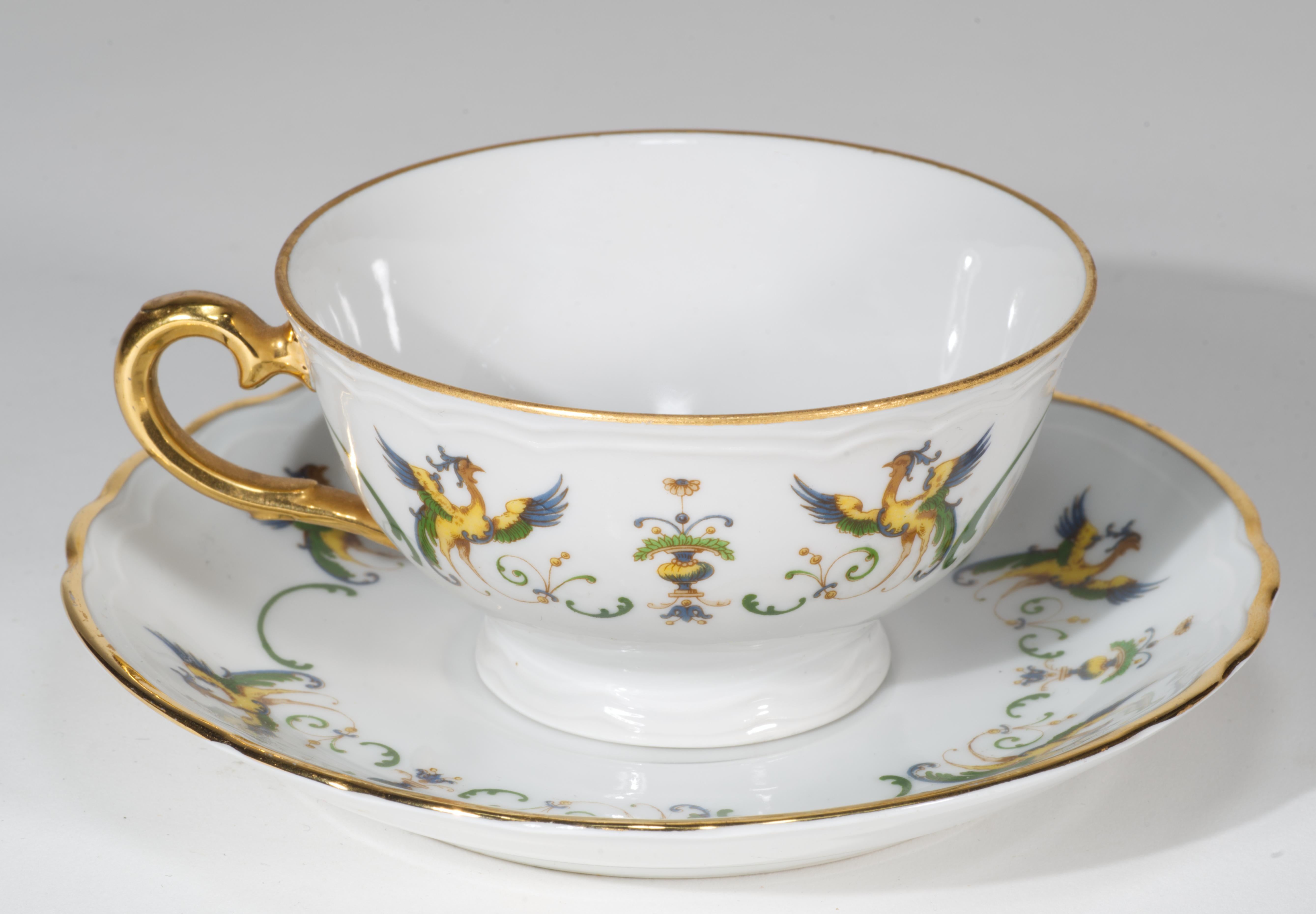  Le rare service de tasses et soucoupes Richard Ginori a été fabriqué en Italie en porcelaine fine. Il est décoré d'un motif Maiolica, parfois appelé Birds of Paradise par les collectionneurs. Ce motif se retrouve sur des pièces de Canori portant