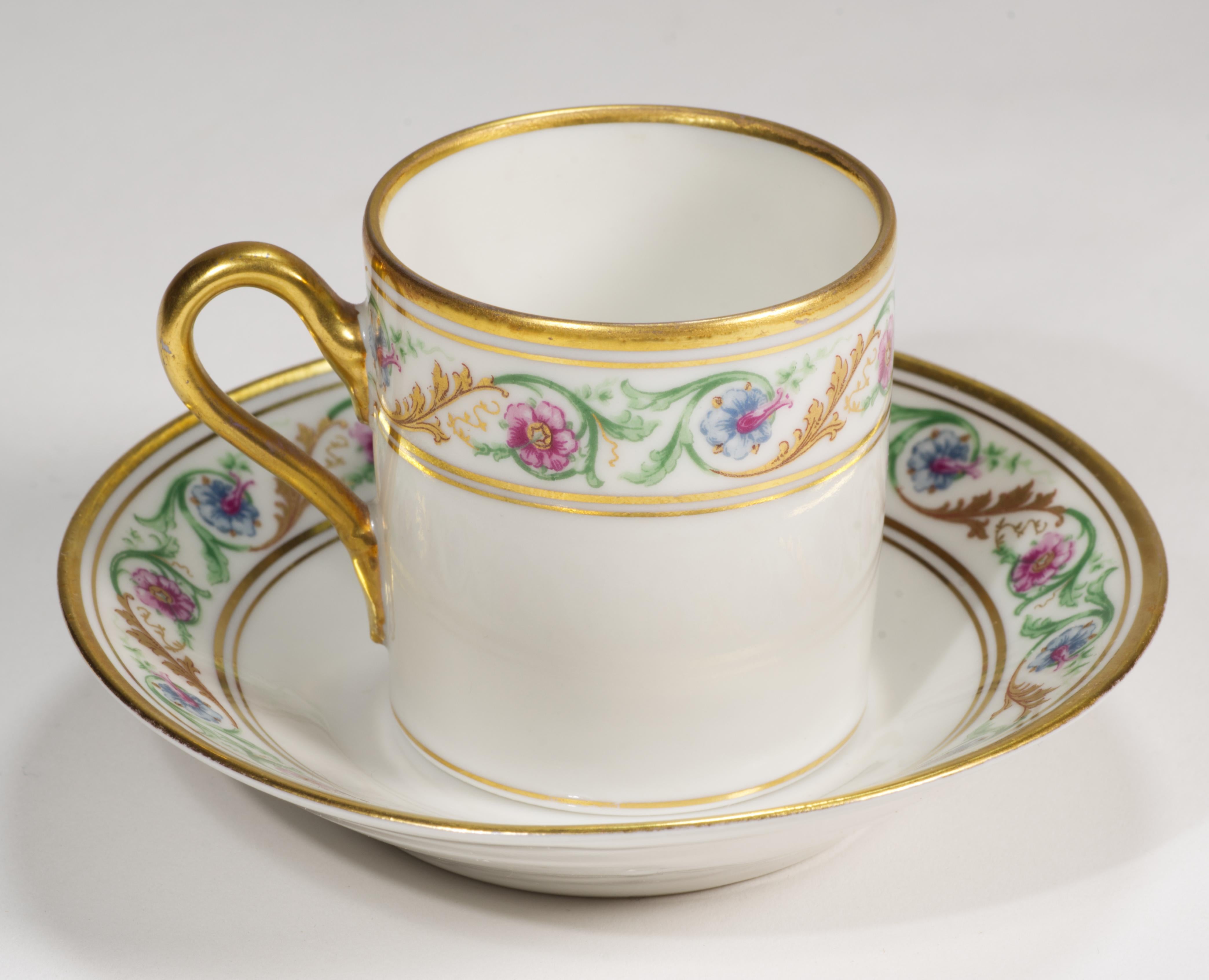  Raro juego de taza y platillo para café expreso o demitas Richard Ginori, fabricado en fina porcelana semitranslúcida en Italia. Está decorada con motivos renacentistas con anchas bandas de guirnaldas florales abstractas que evocan los antiguos