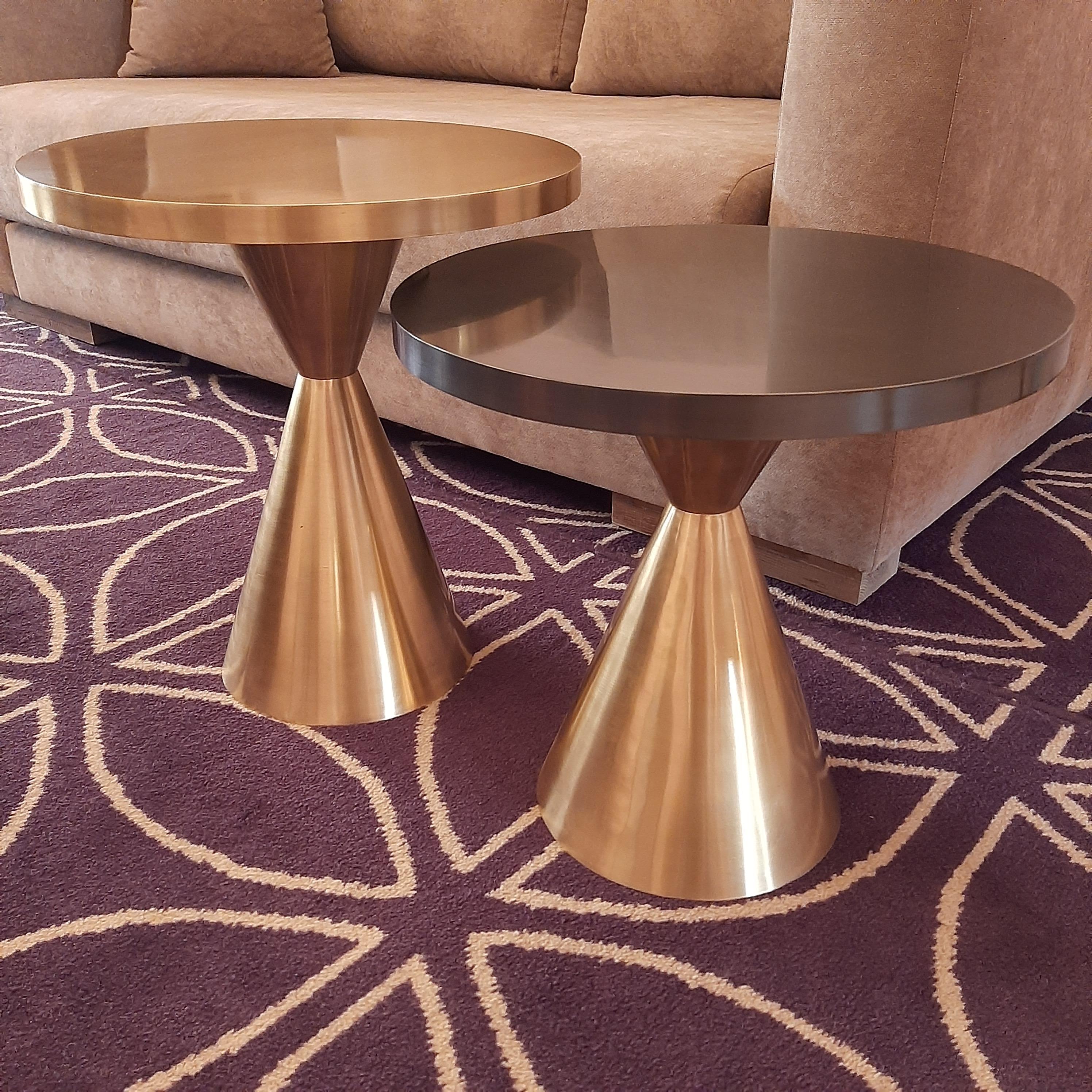 La table d'appoint Gio 1 est définie par une géométrie claire et équilibrée : un plateau circulaire en laiton massif posé sur une base conique, tous deux finis avec une patine dorée vieillie. Le laiton a été choisi pour sa stabilité structurelle et