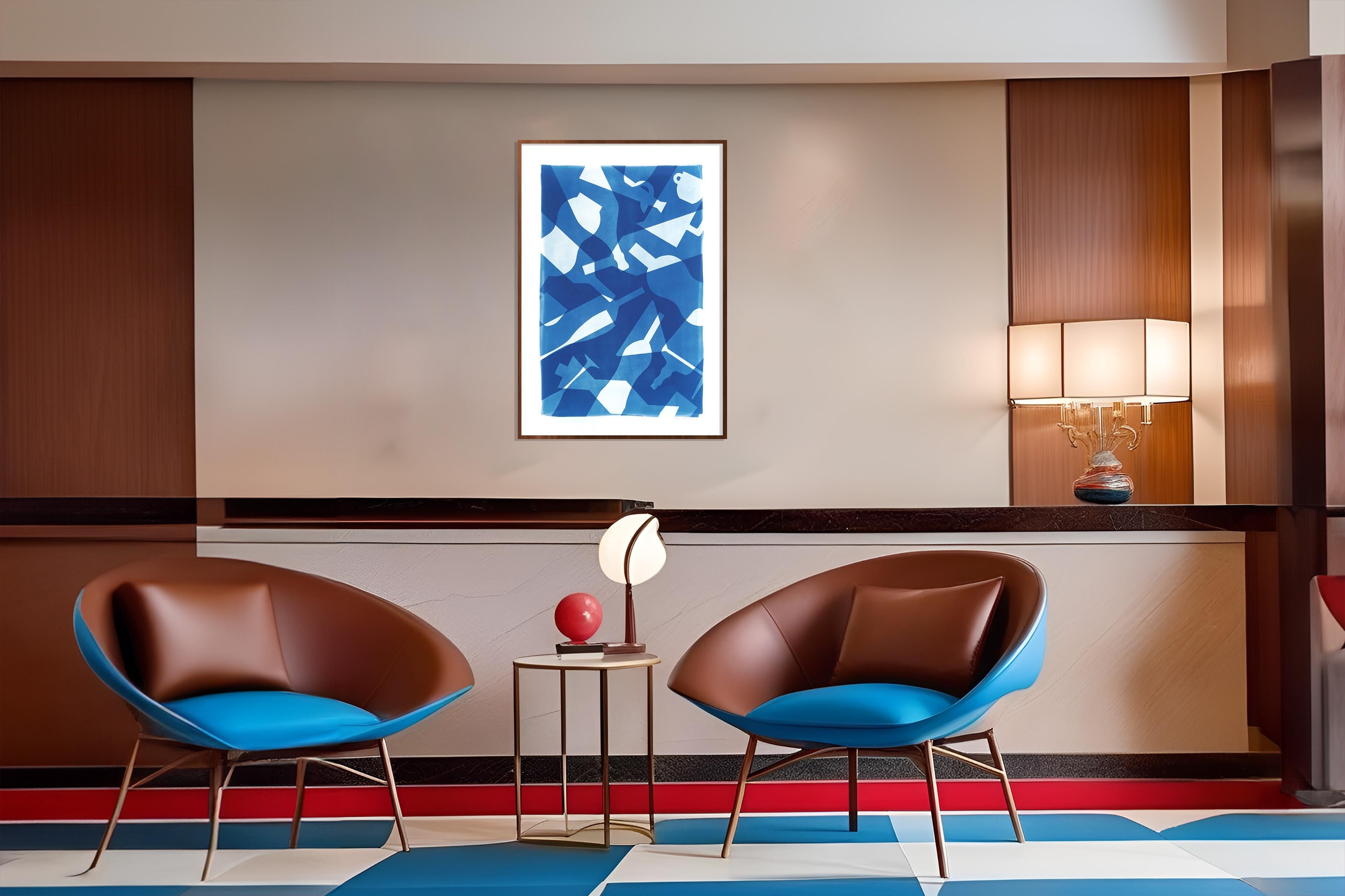Patrones de Botellas en Piscina, Menaje Azul y Blanco, Bodegón Moderno - Painting de Gio Bellagio