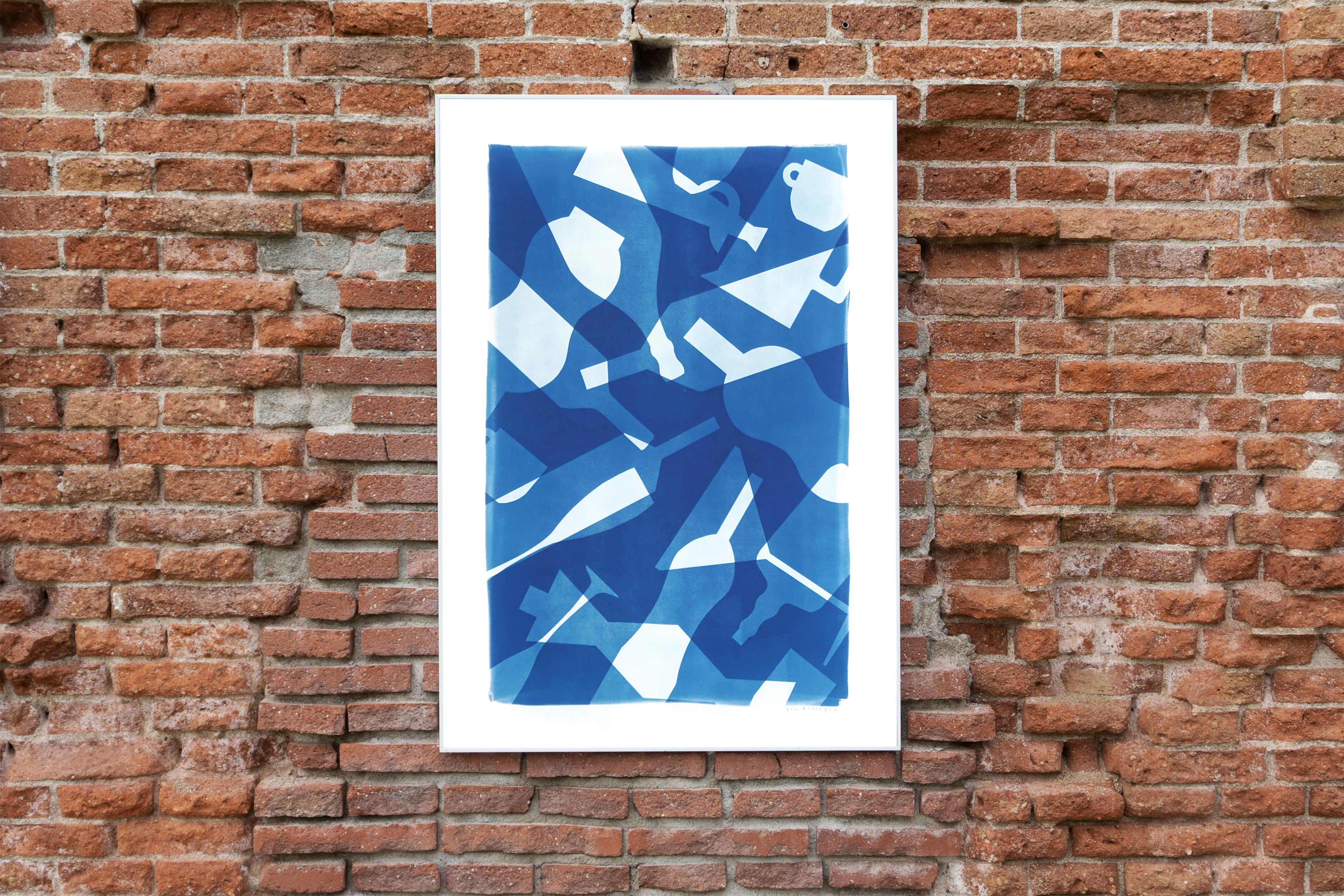 Patrones de Botellas en Piscina, Menaje Azul y Blanco, Bodegón Moderno - Painting Realista de Gio Bellagio