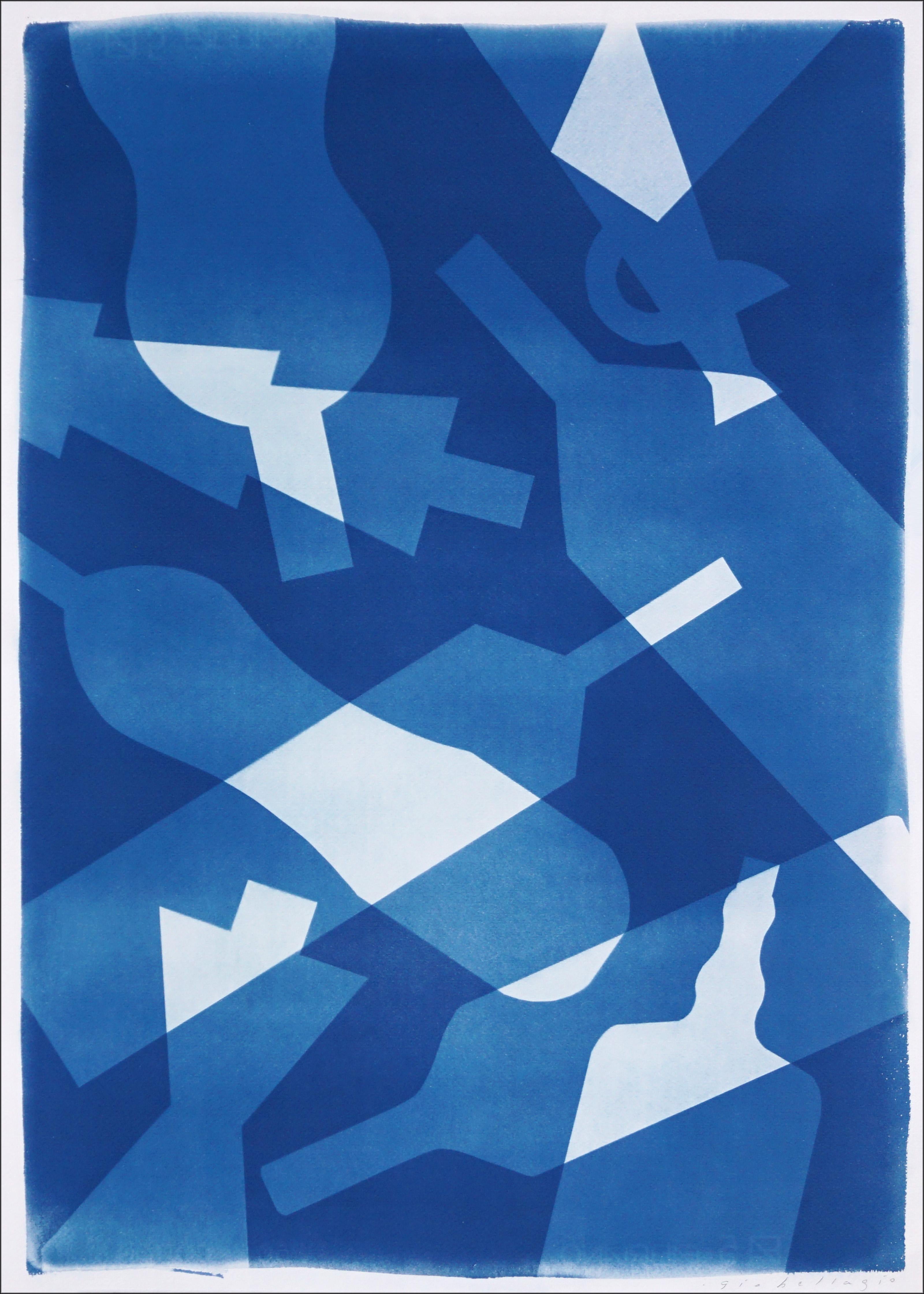 Bouteilles tombantes dans les tons bleus, motifs et couches, cyanotype unique