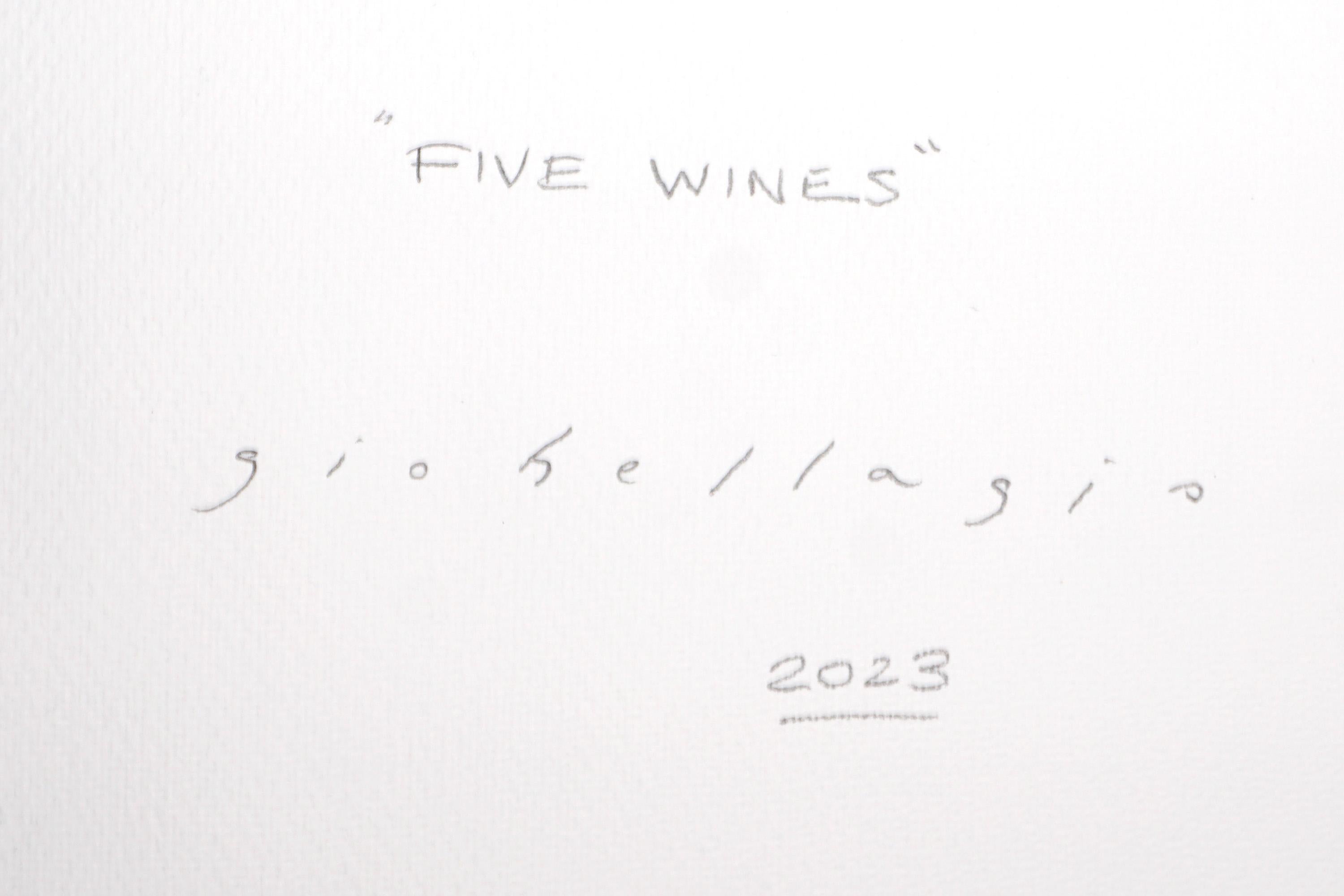Fünf Weinreben, modernes Stillleben eines Weinkellers, Erdtöne, Naif-Grünflaschen im Angebot 3